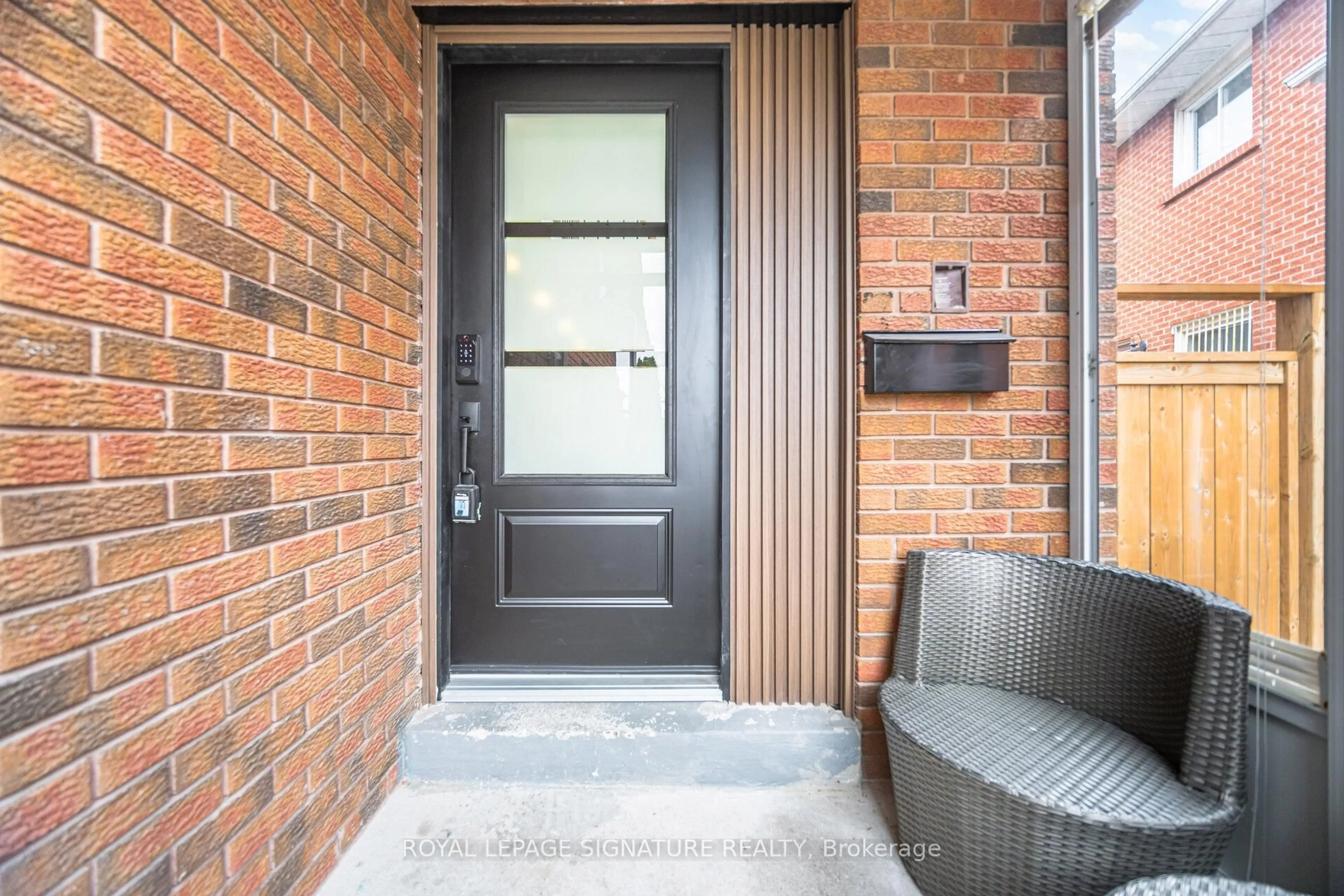 Indoor entryway for 70 Oakmount Cres, Vaughan Ontario L4K 2C3