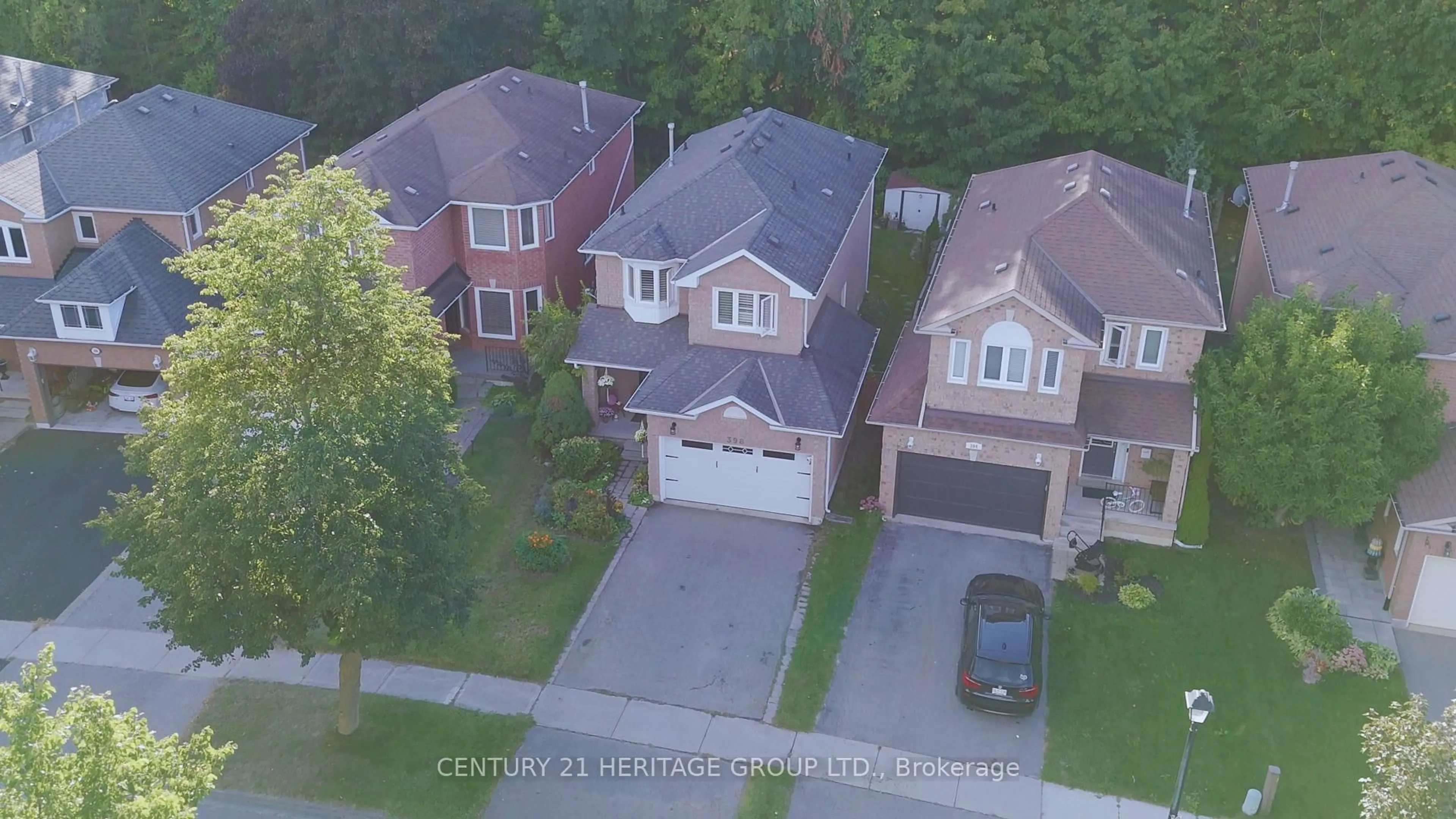 A pic from outside/outdoor area/front of a property/back of a property/a pic from drone, street for 398 Carruthers Ave, Newmarket Ontario L3X 2C1