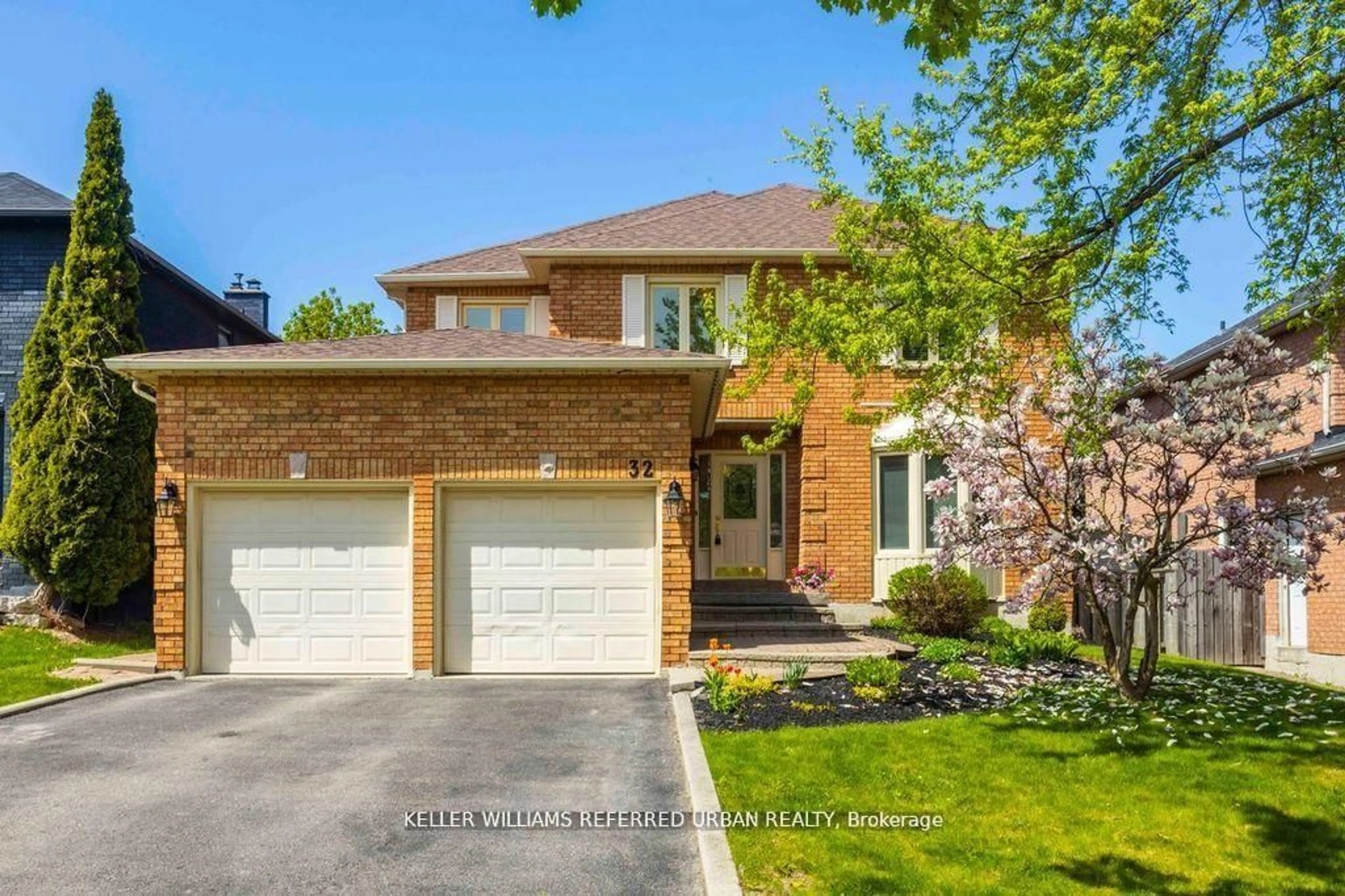 Home with brick exterior material, street for 32 Nelson Circ, Newmarket Ontario L3X 1R1