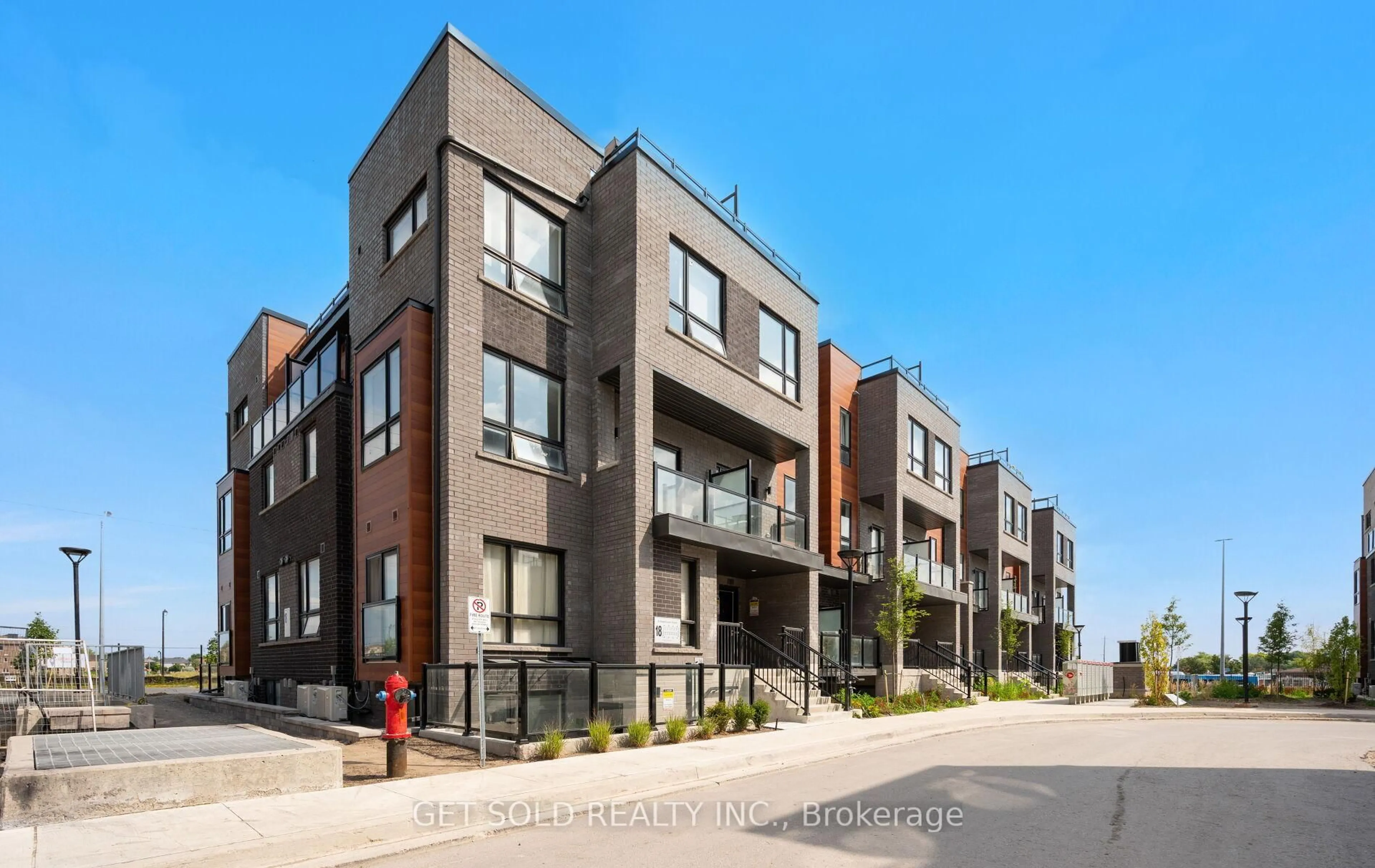 Home with brick exterior material, street for 18 Lytham Green Circ #18, Newmarket Ontario L3Y 0H4