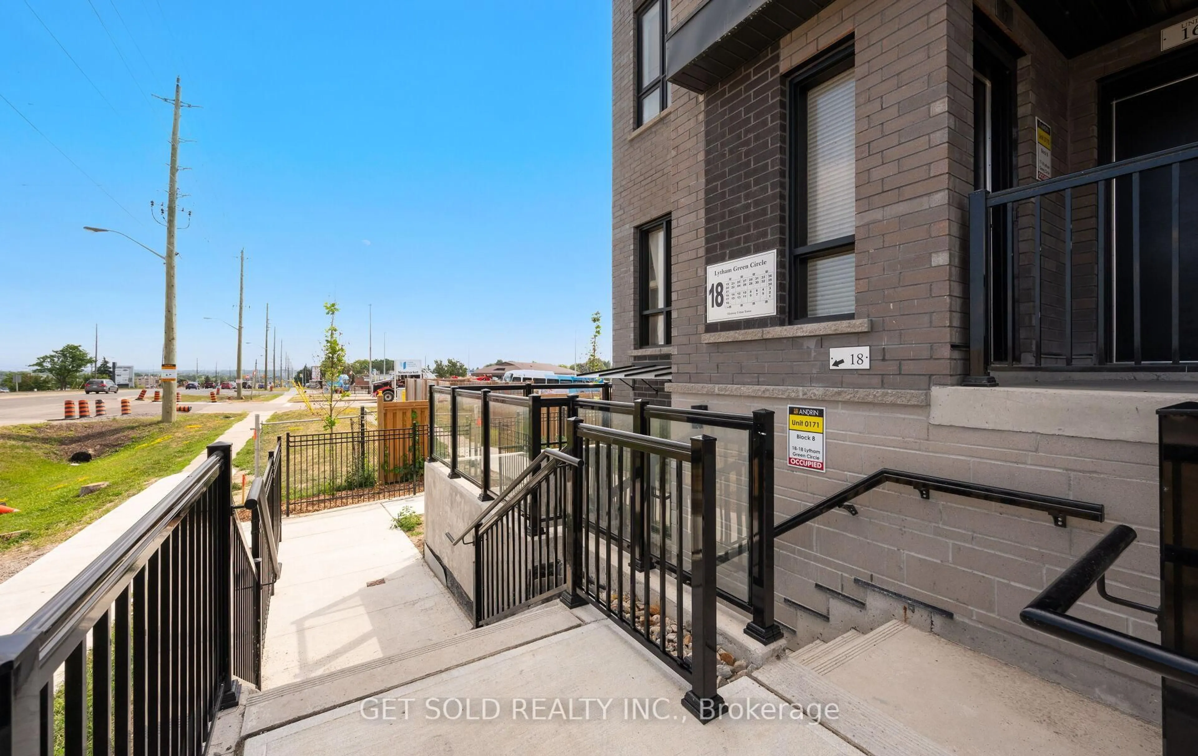 Patio, unknown for 18 Lytham Green Circ #18, Newmarket Ontario L3Y 0H4