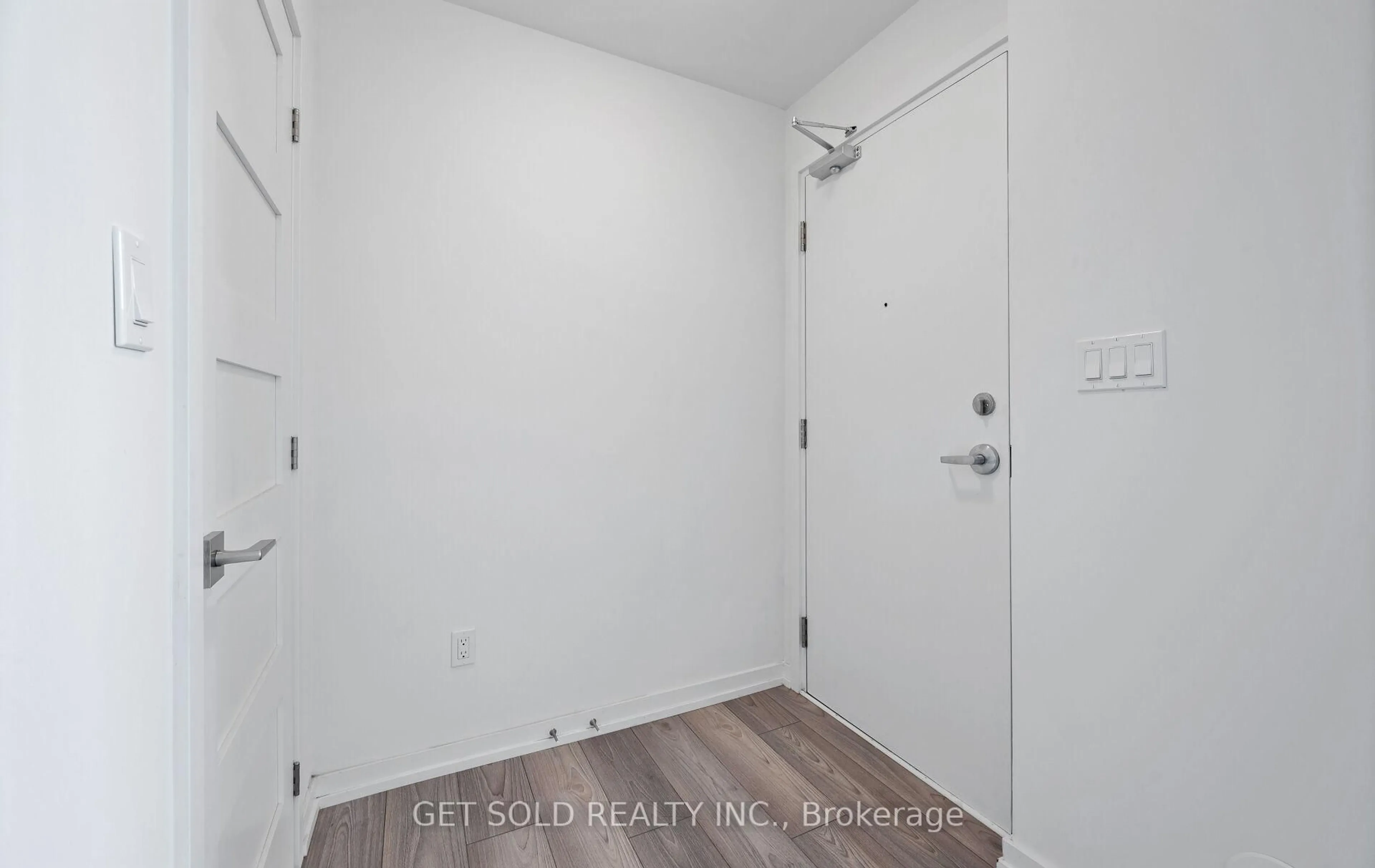 Indoor entryway for 18 Lytham Green Circ #18, Newmarket Ontario L3Y 0H4