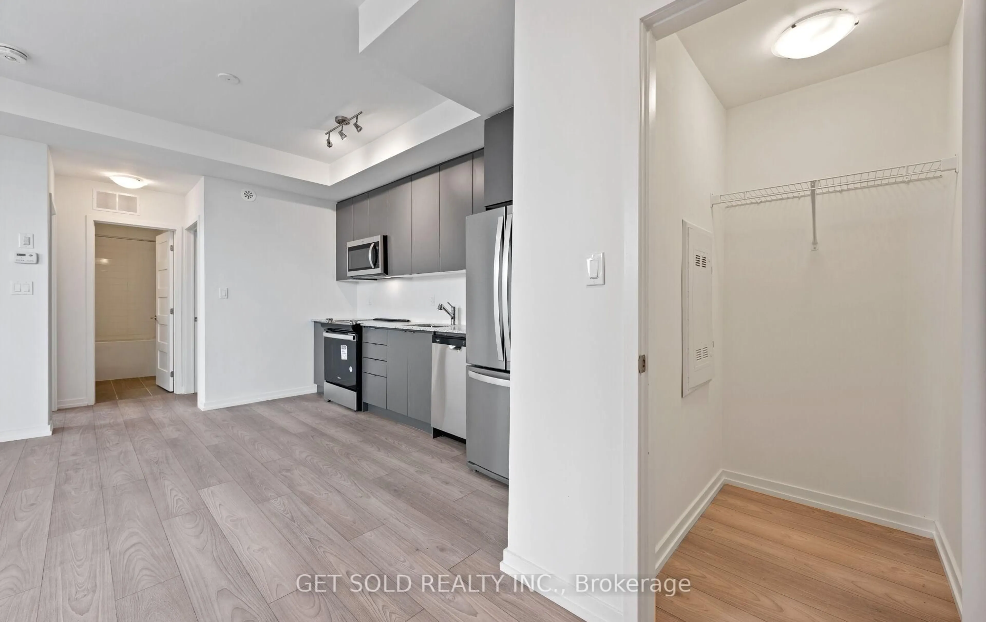 Standard kitchen, unknown for 18 Lytham Green Circ #18, Newmarket Ontario L3Y 0H4