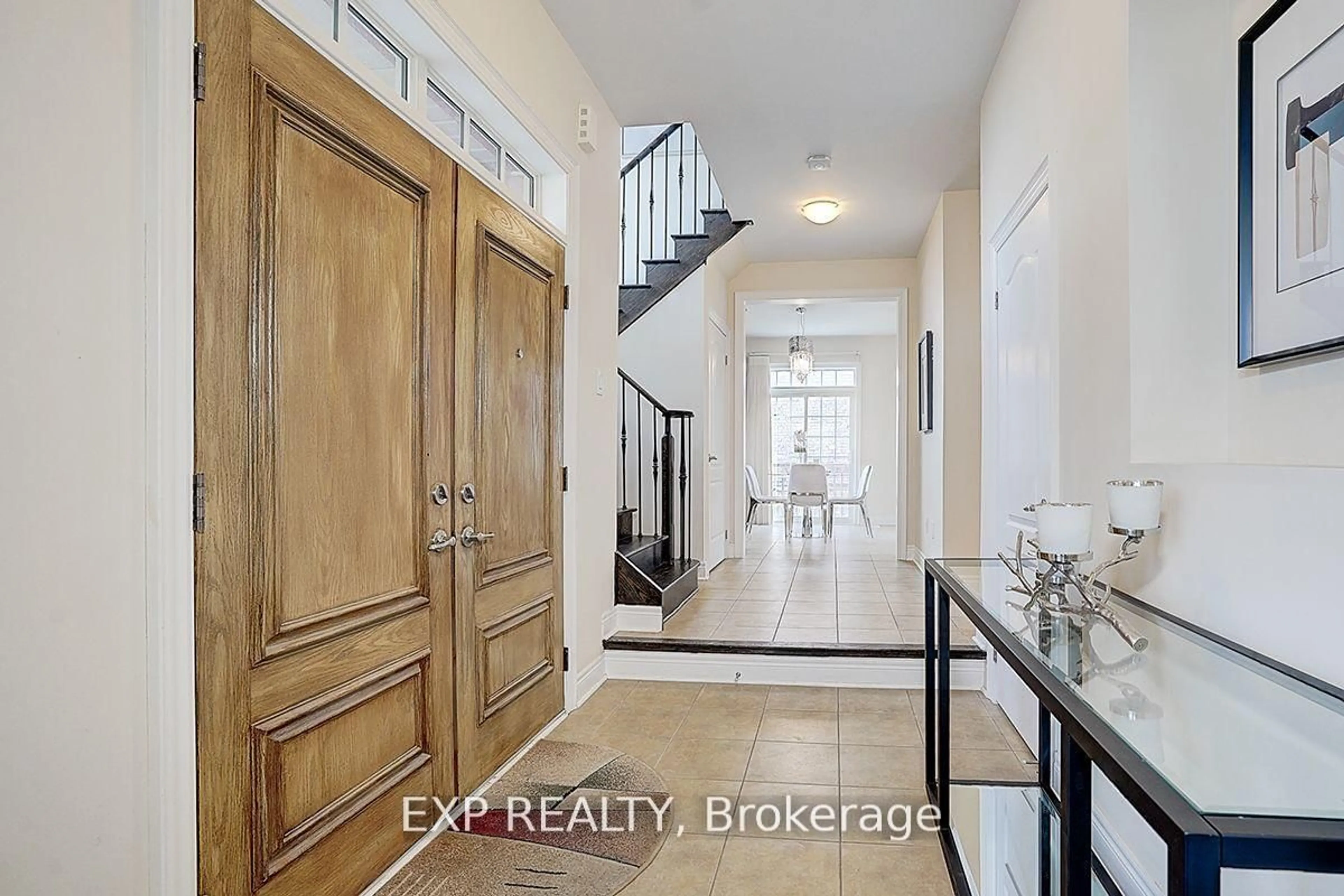 Indoor entryway for 116 Dunlop St, Richmond Hill Ontario L4C 0X1