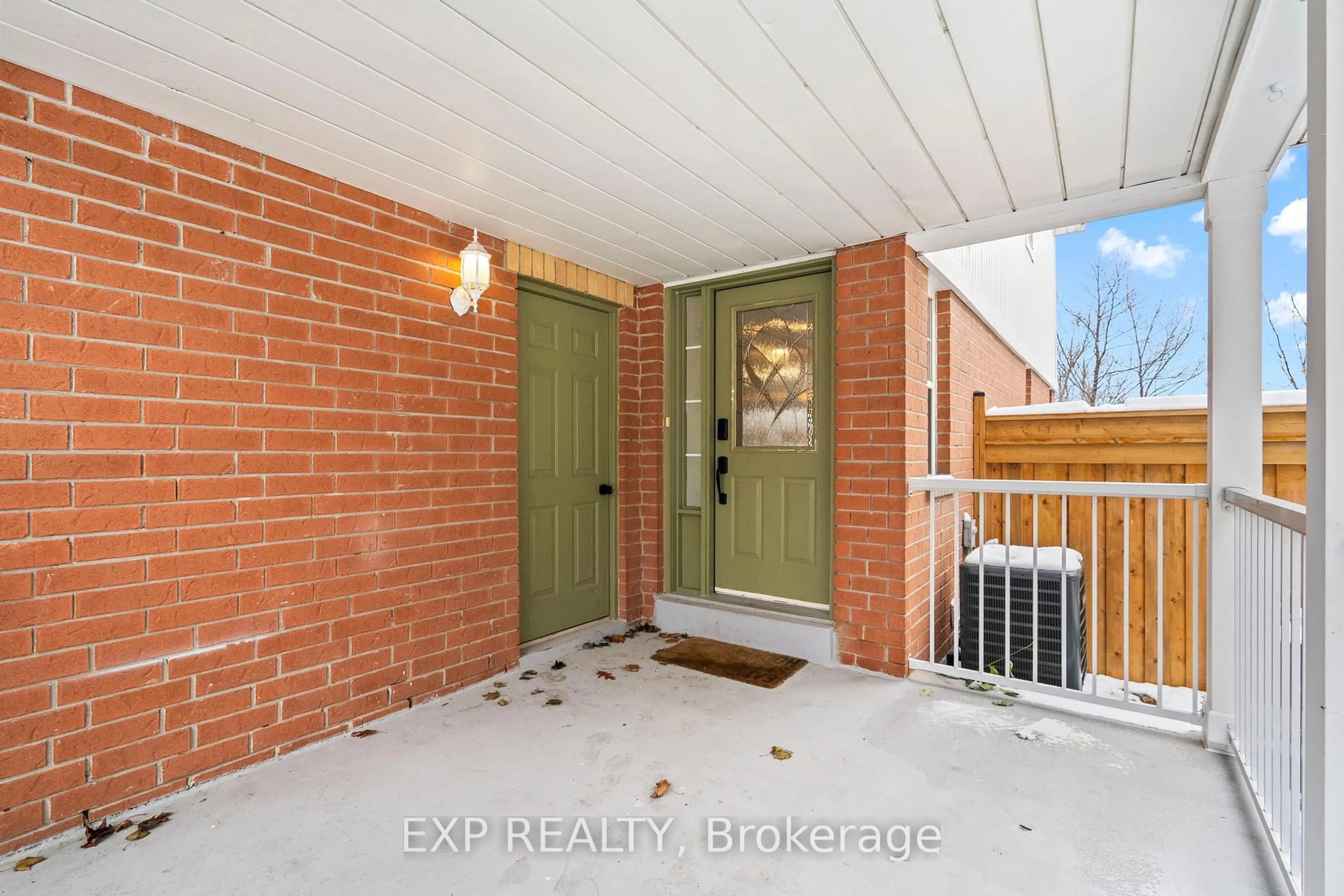 Indoor entryway for 529 Winkworth Crt, Newmarket Ontario L3Y 8R2