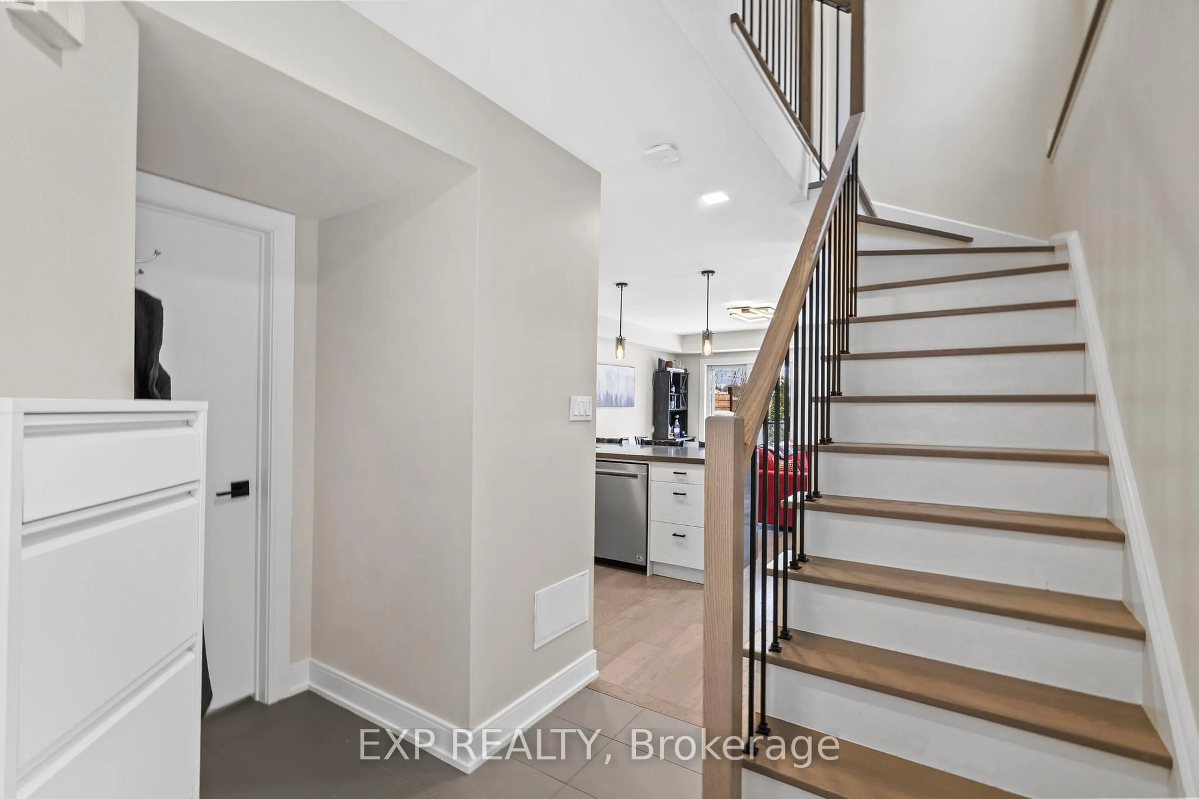 Indoor entryway for 529 Winkworth Crt, Newmarket Ontario L3Y 8R2