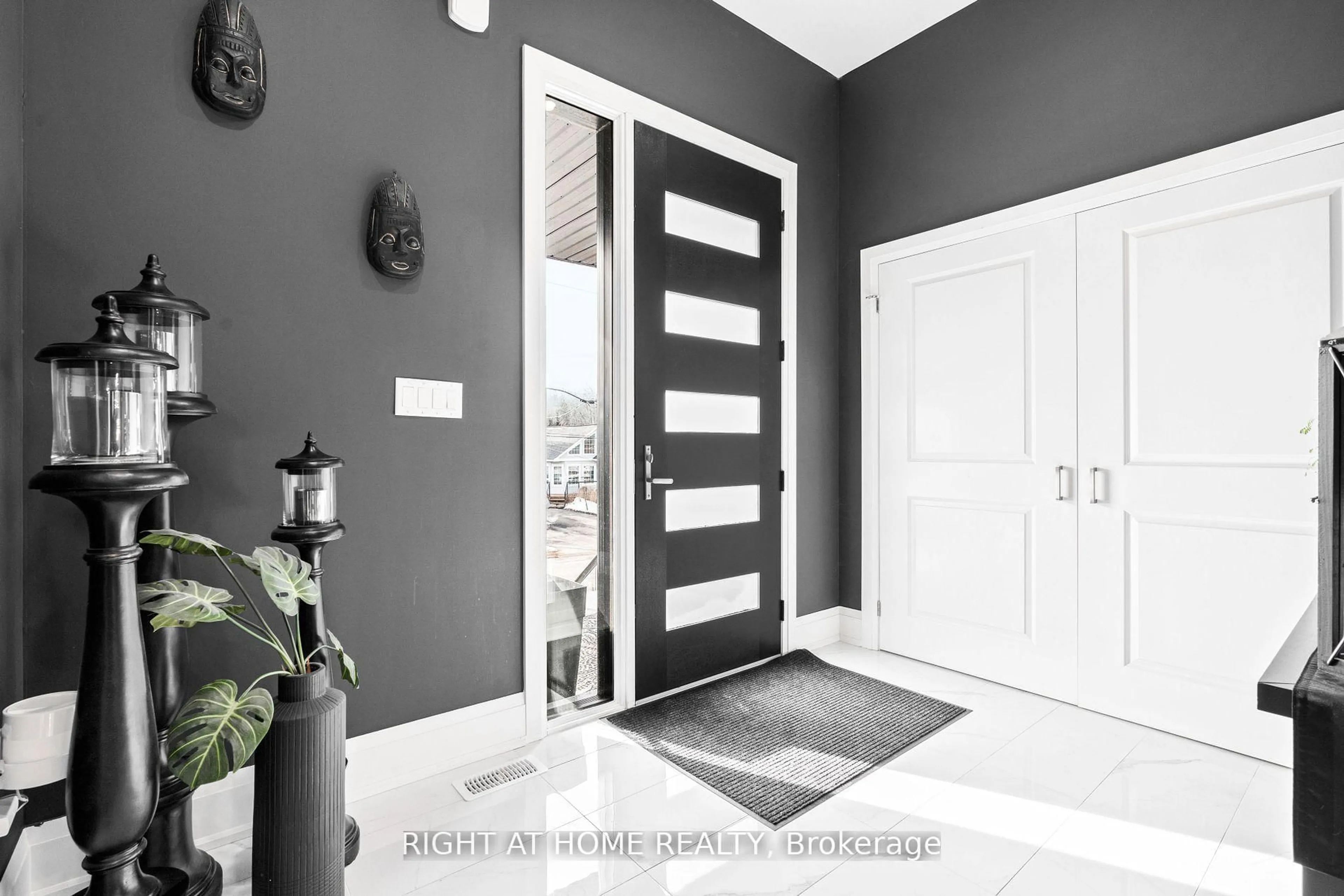 Indoor entryway for 993 Gilmore Ave, Innisfil Ontario L0L 1W0