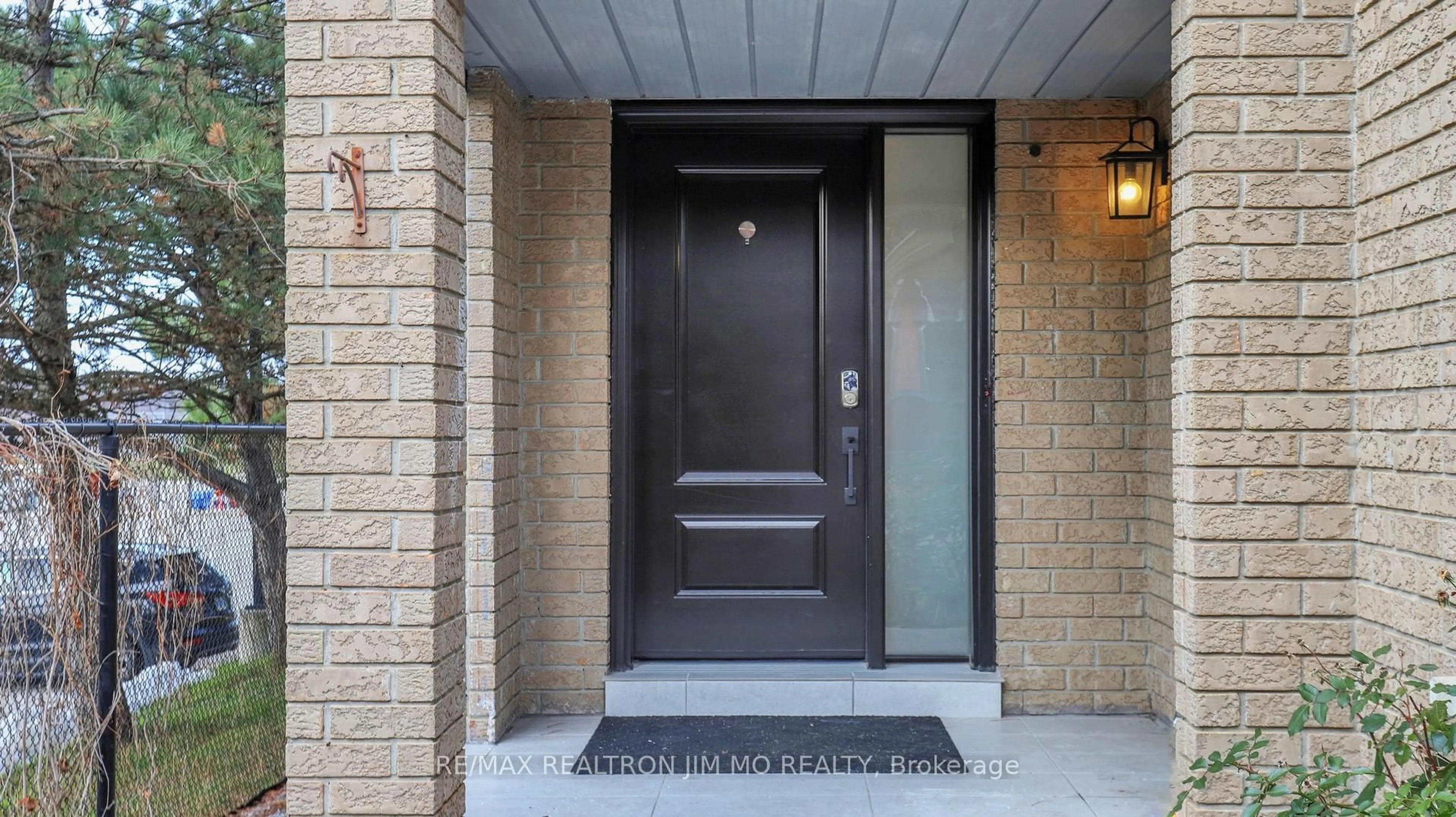 Indoor entryway for 431 Stone Rd, Aurora Ontario L4G 6Z5