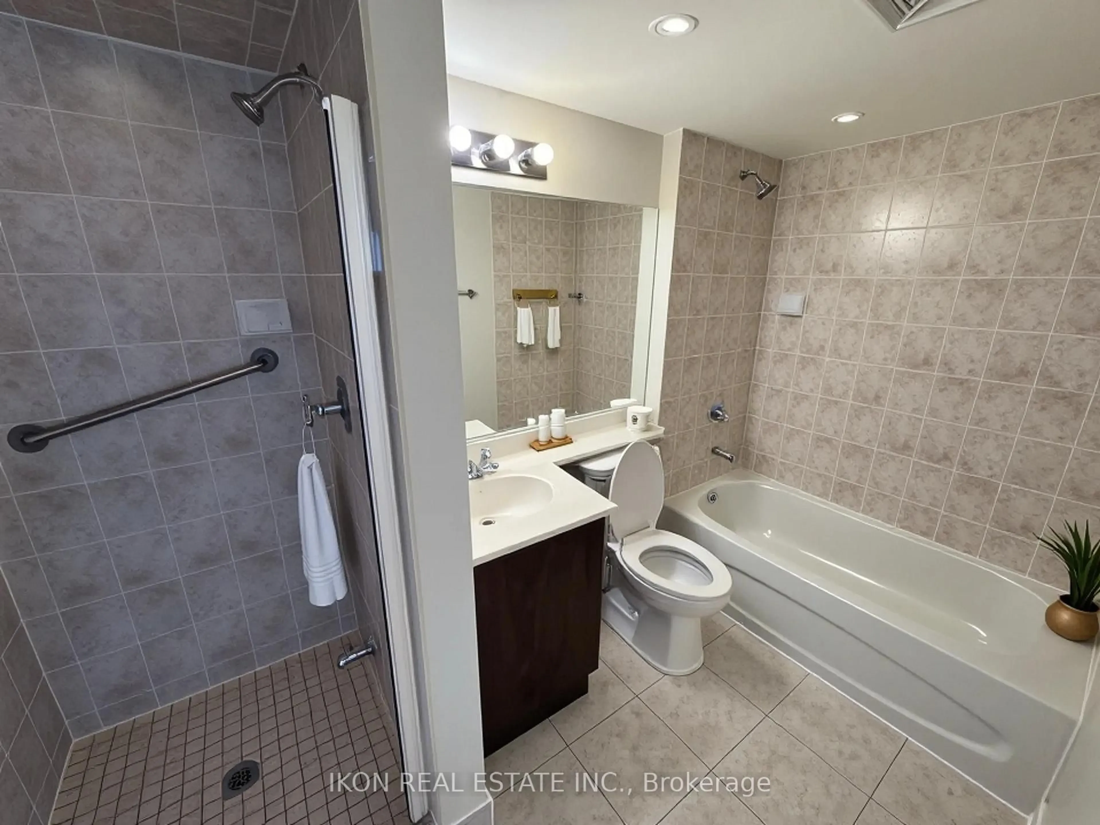 Standard bathroom, ceramic/tile floor for 7373 Kennedy Rd #701, Markham Ontario L3R 1H6