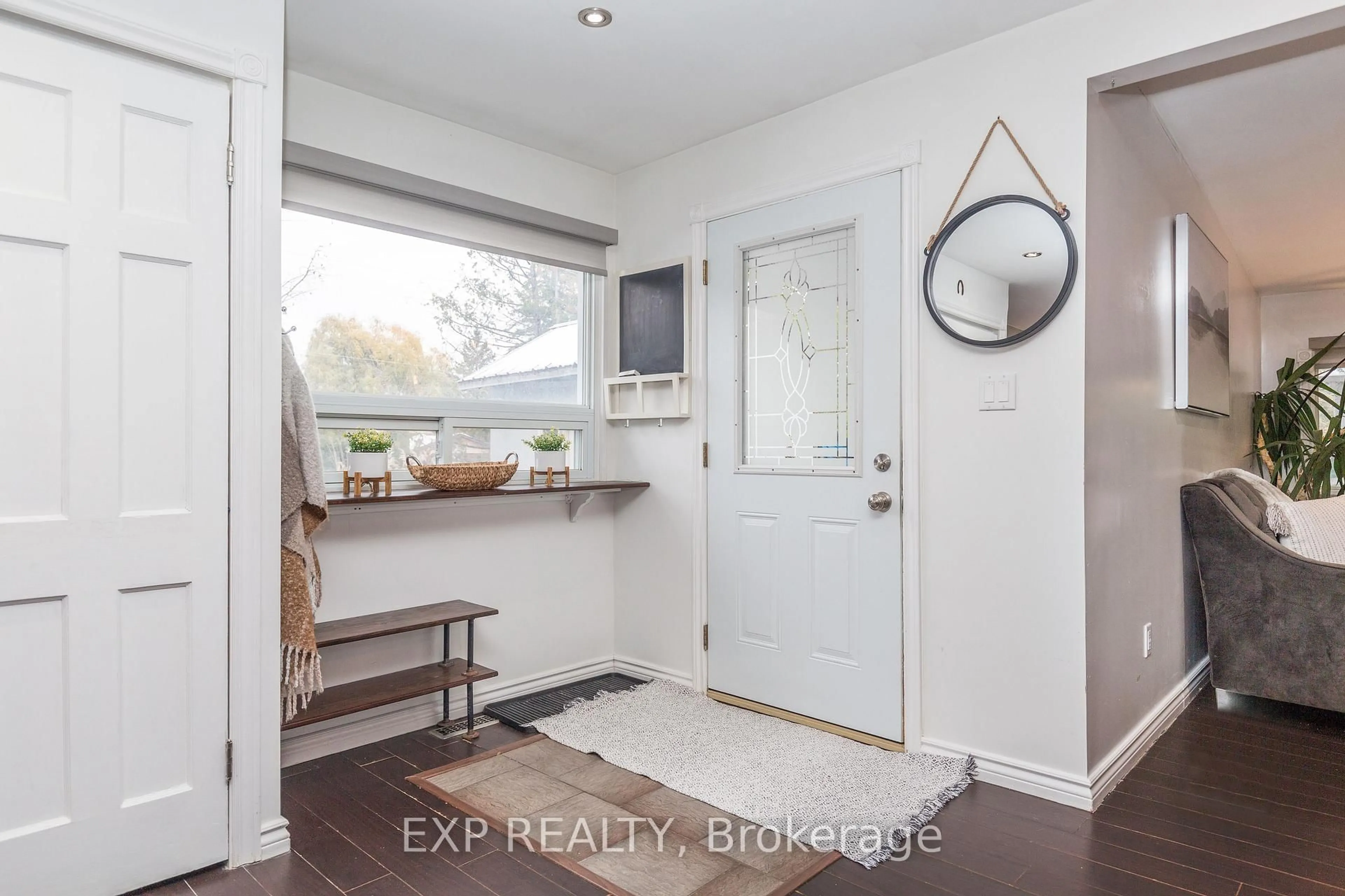 Indoor entryway for 1104 Ferrier Ave Ave, Innisfil Ontario L0L 1W0