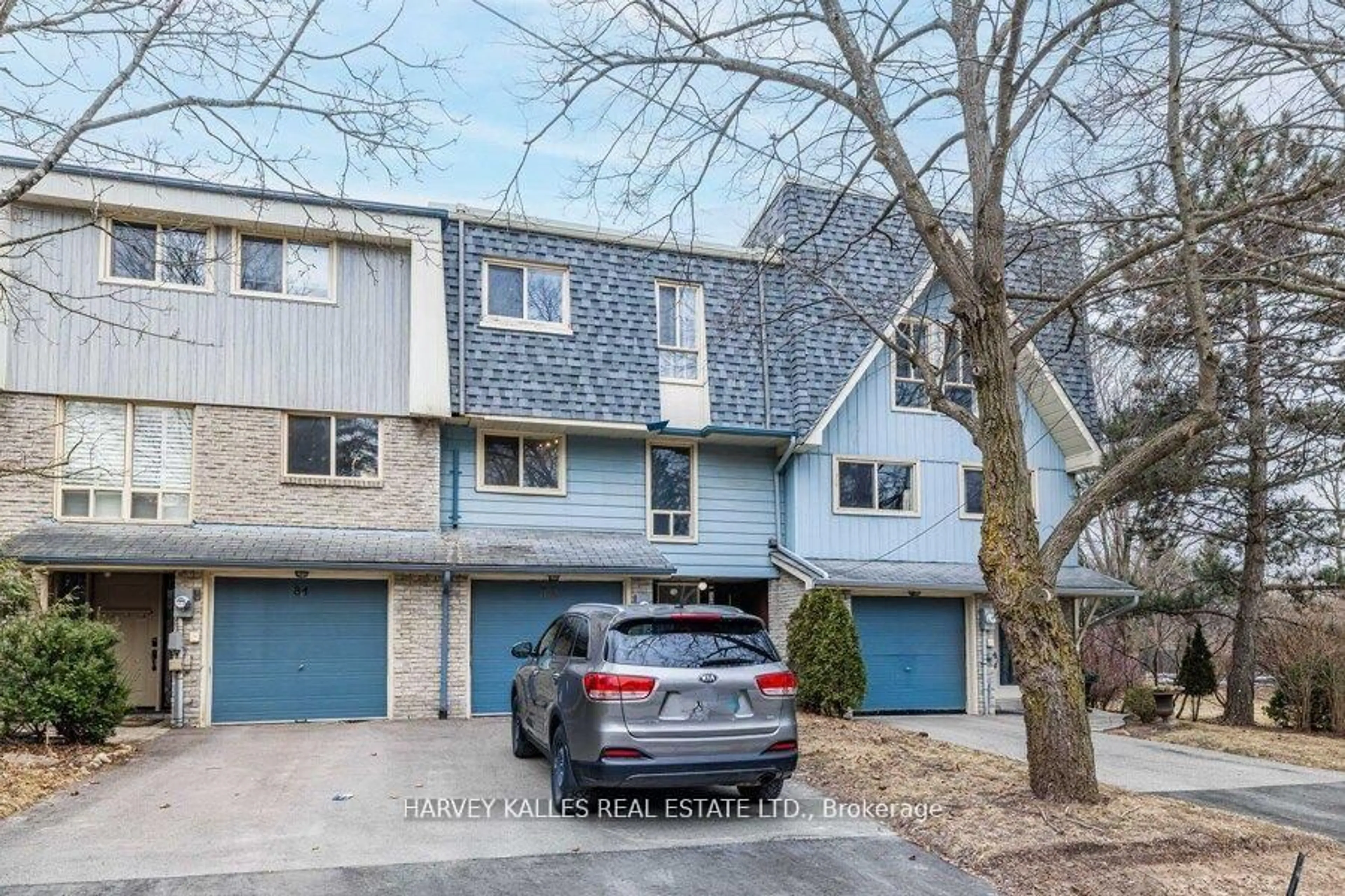A pic from outside/outdoor area/front of a property/back of a property/a pic from drone, street for 82 Poplar Cres, Aurora Ontario L4G 3L3