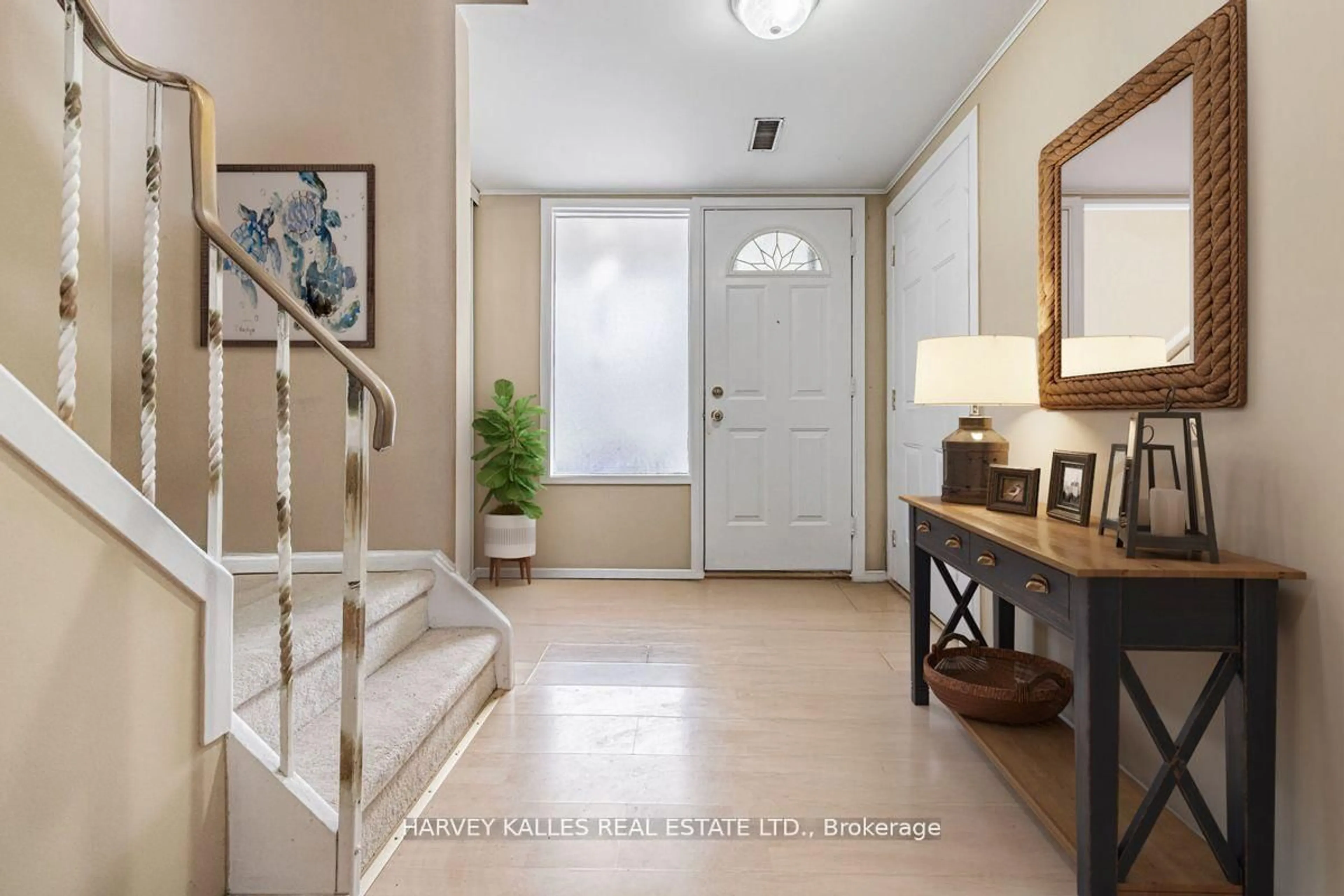 Indoor entryway for 82 Poplar Cres, Aurora Ontario L4G 3L3