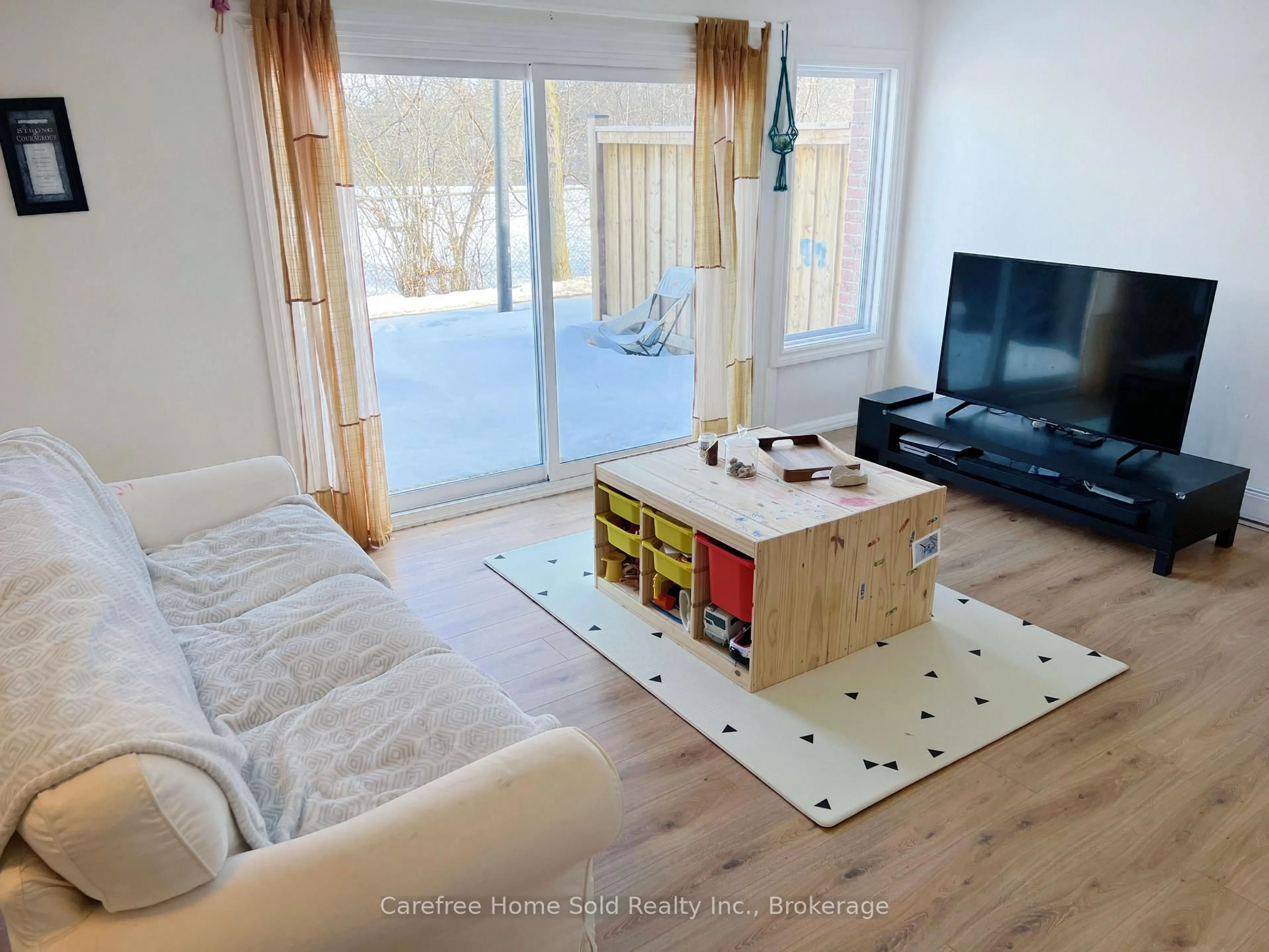 Living room with furniture, unknown for 207 Milestone Cres, Aurora Ontario L4G 3M2