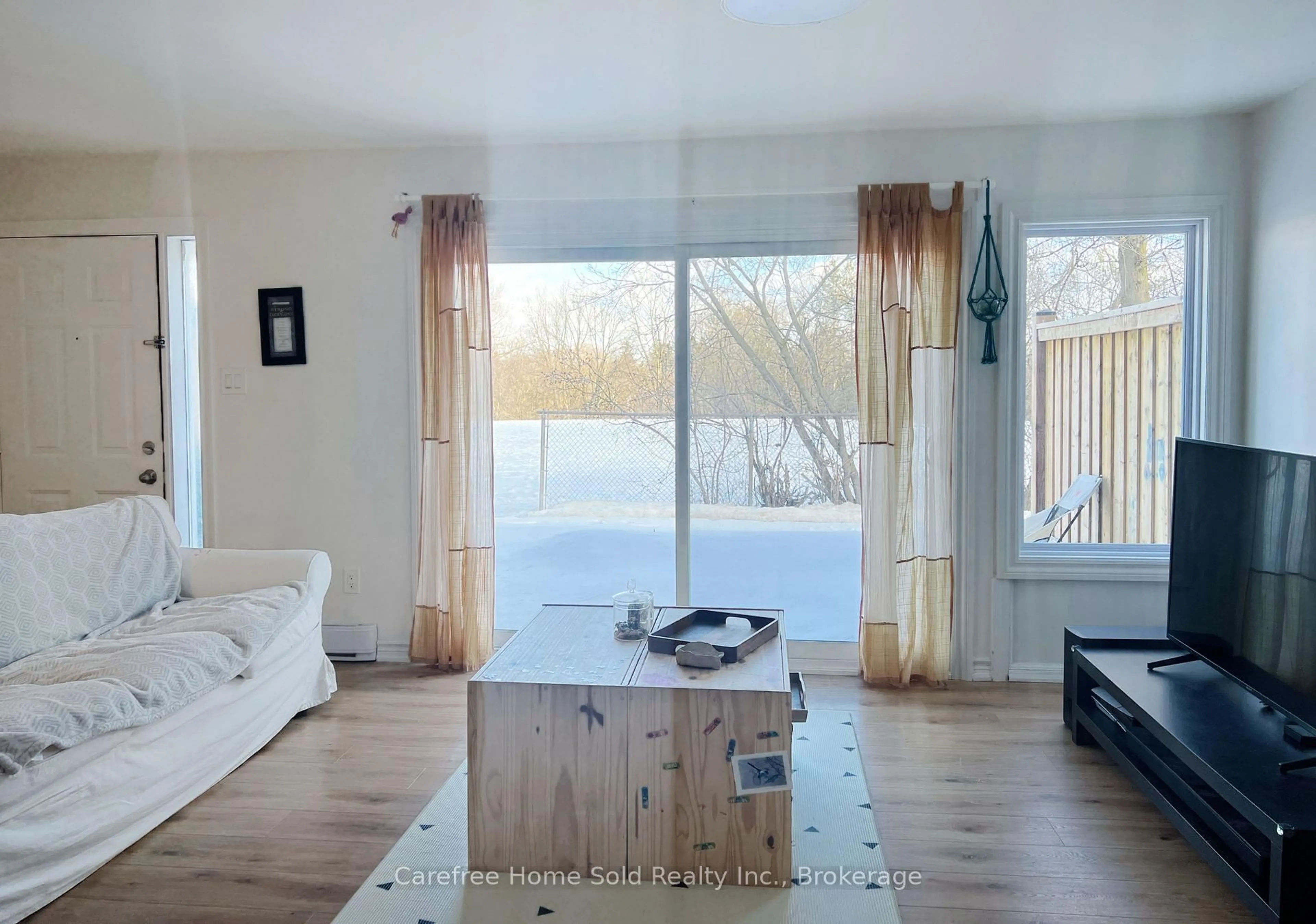 Living room with furniture, wood/laminate floor for 207 Milestone Cres, Aurora Ontario L4G 3M2