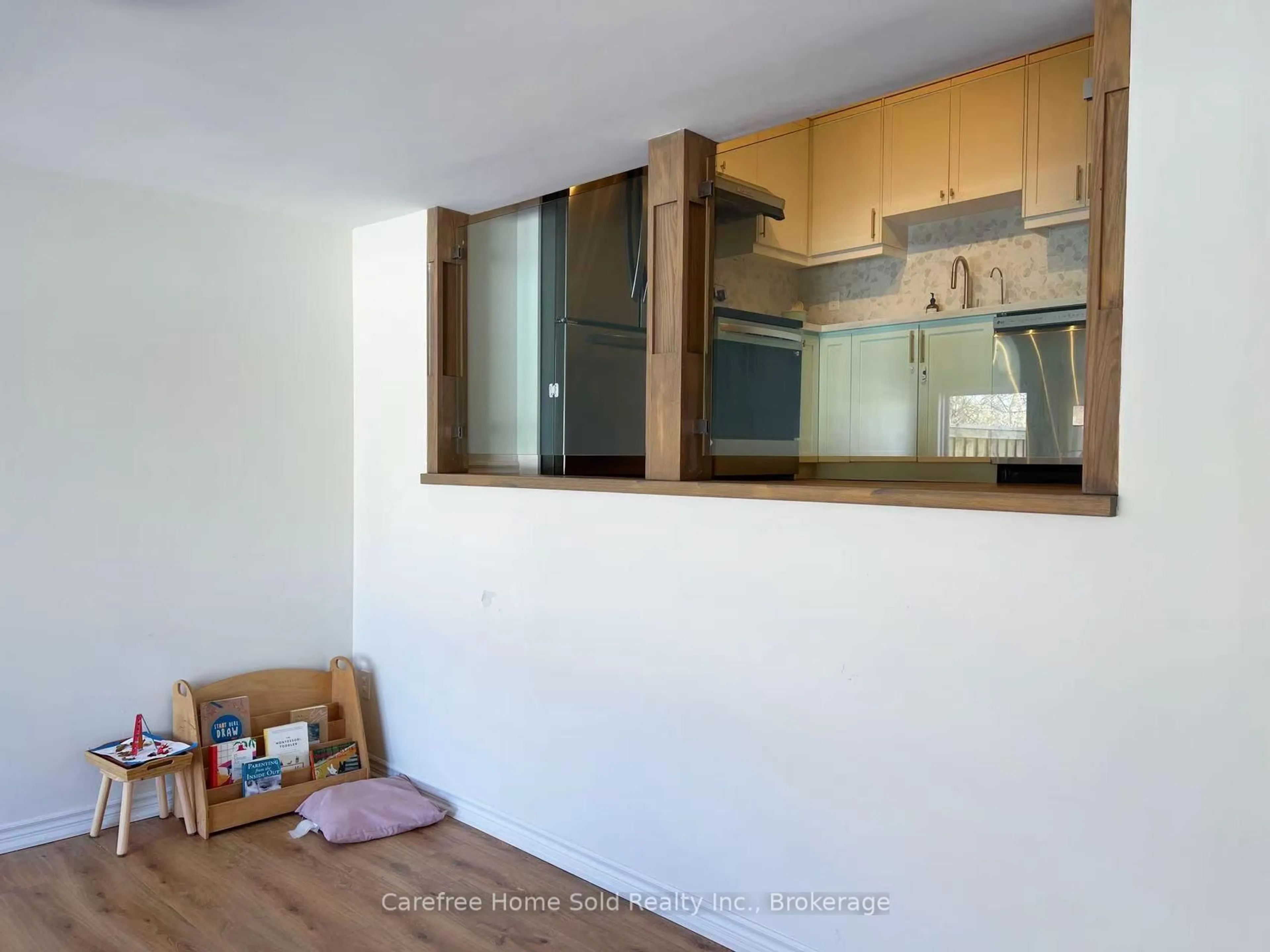 Standard kitchen, unknown for 207 Milestone Cres, Aurora Ontario L4G 3M2