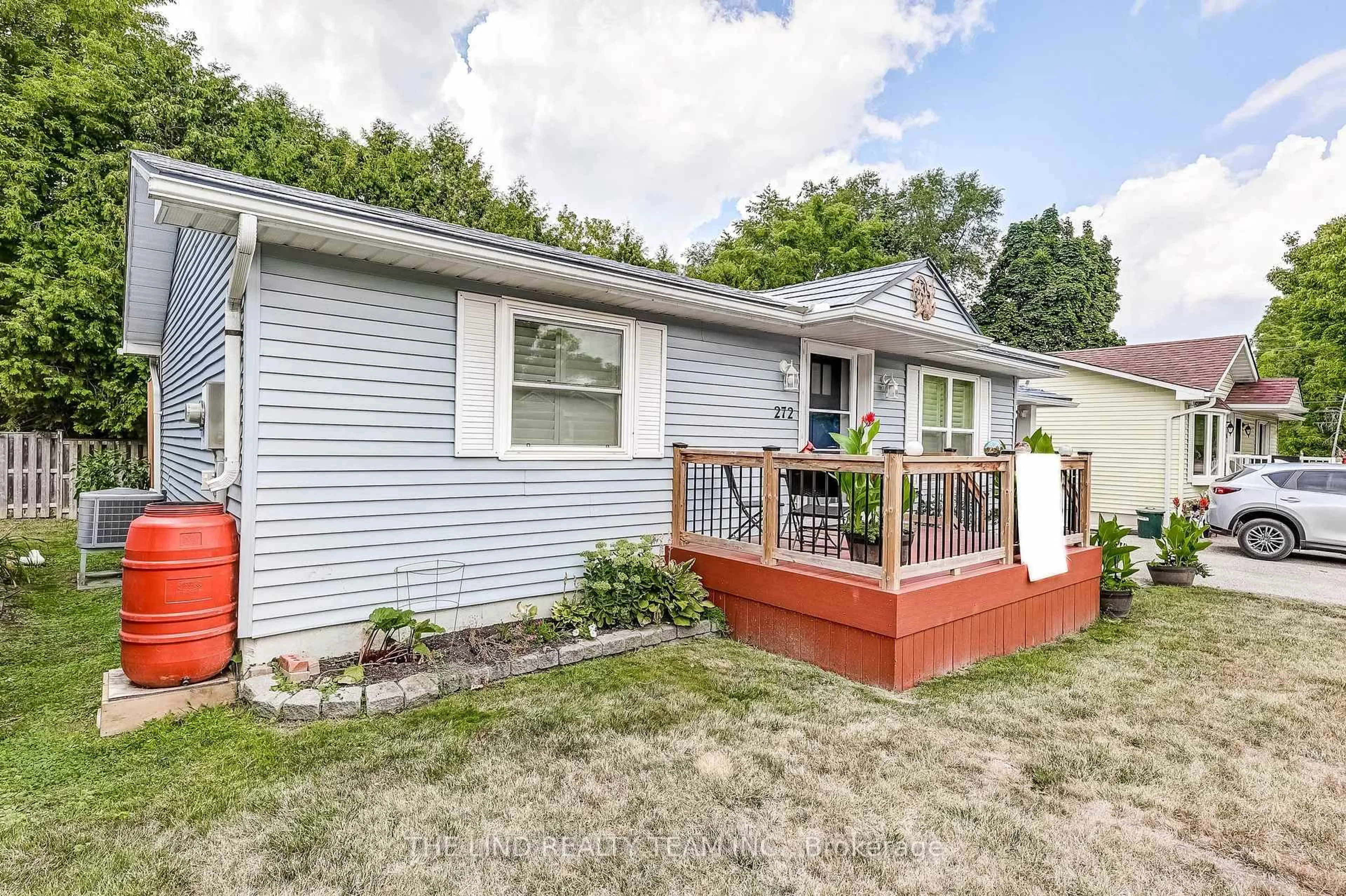 Home with vinyl exterior material, street for 272 Jeff Smith Crt, Newmarket Ontario L3Y 8C5