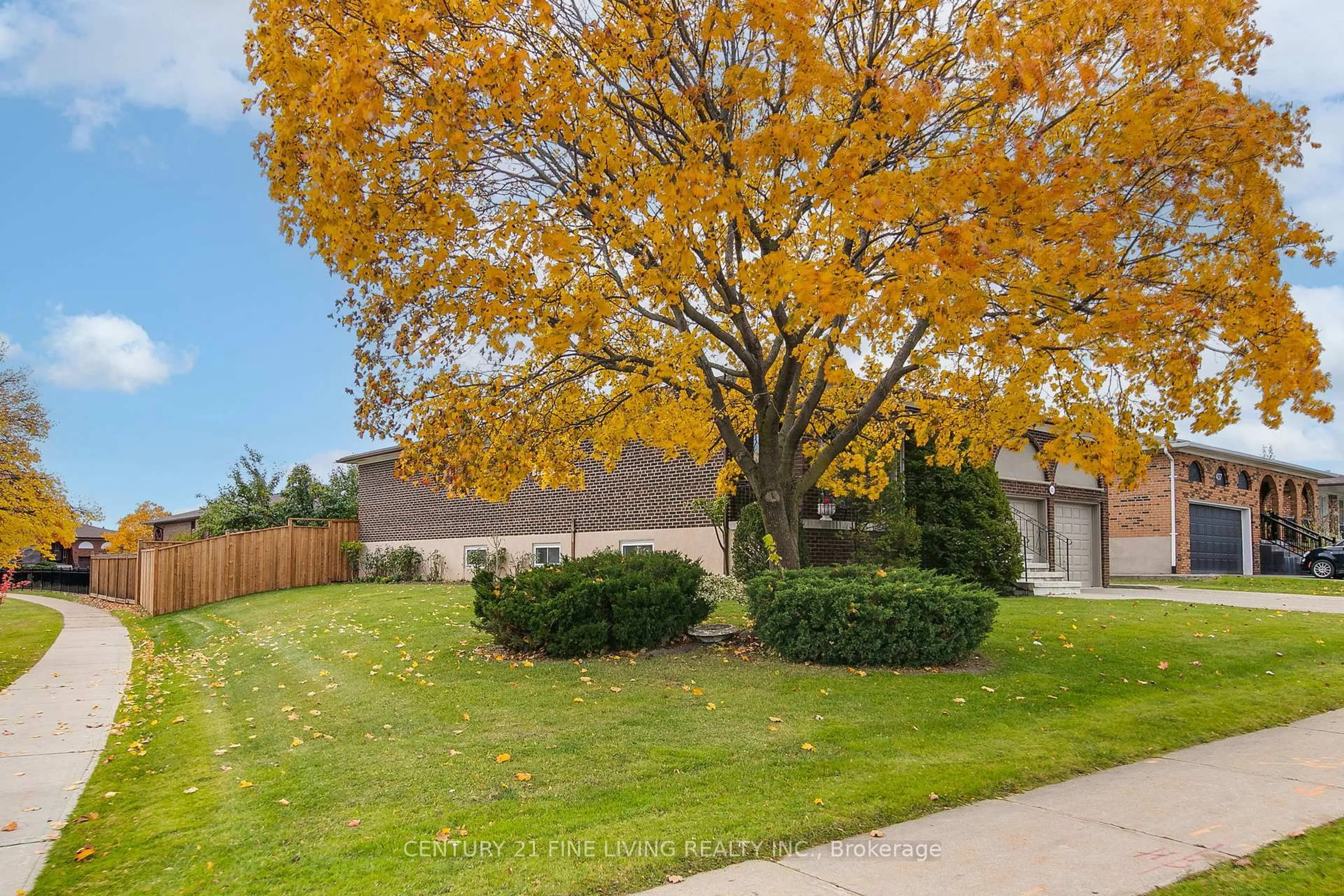 A pic from outside/outdoor area/front of a property/back of a property/a pic from drone, street for 431 Woodbridge Ave, Vaughan Ontario L4L 2T3