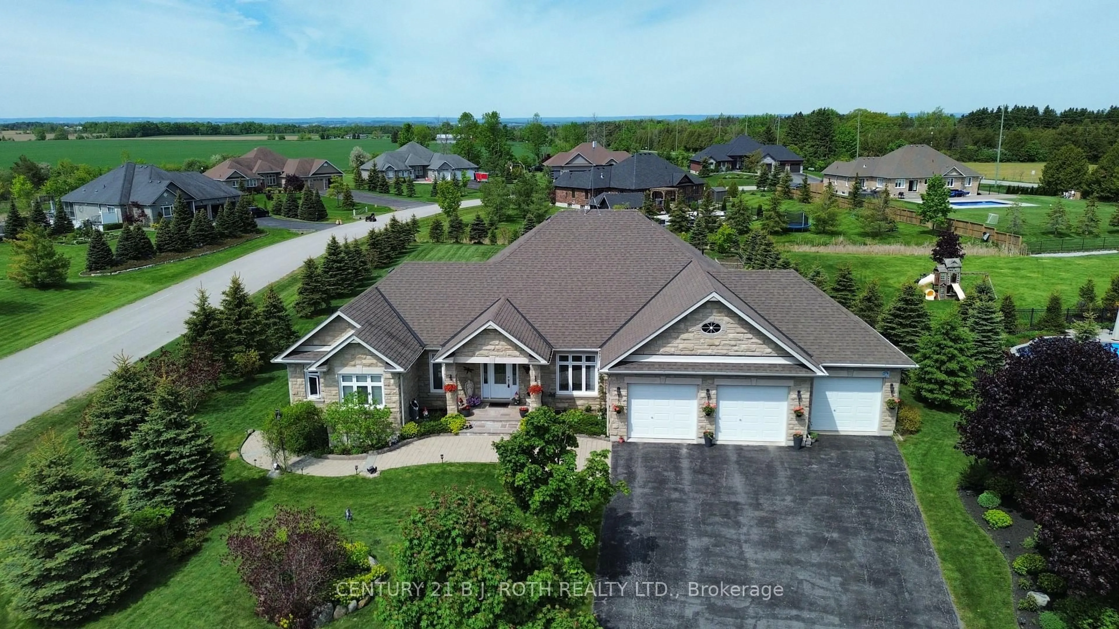 A pic from outside/outdoor area/front of a property/back of a property/a pic from drone, unknown for 10 BROLLEY Cres, Essa Ontario L0L 2N2