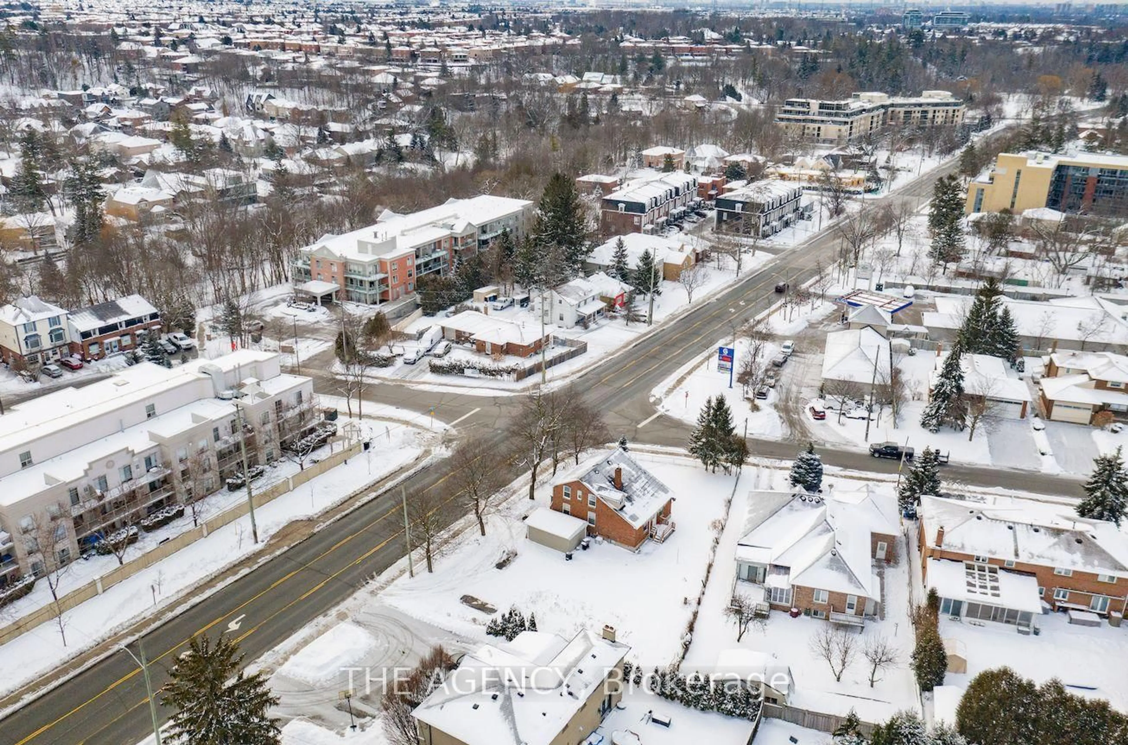 A pic from outside/outdoor area/front of a property/back of a property/a pic from drone, street for 8372 Islington Ave, Vaughan Ontario L4L 1X2