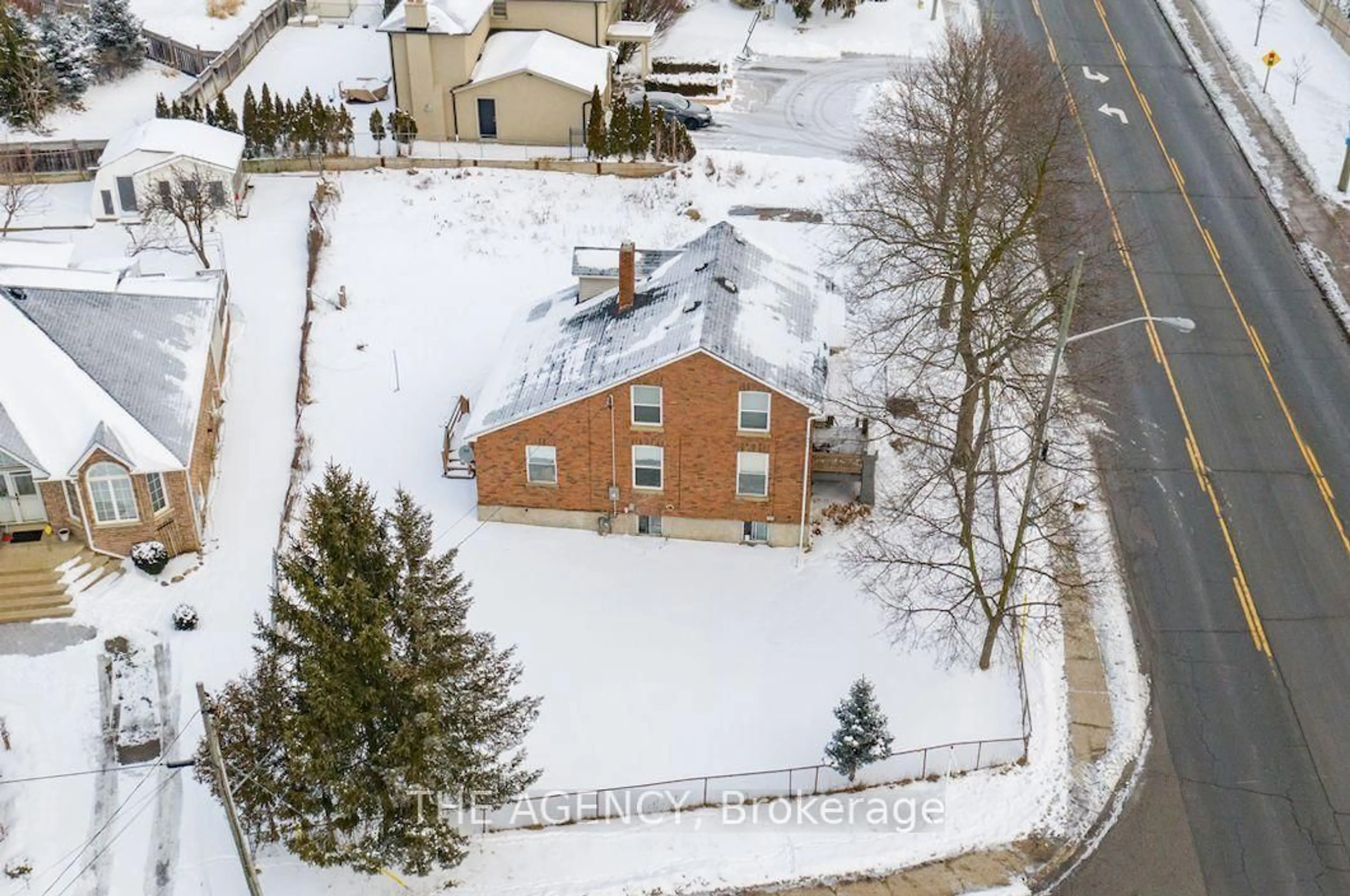 A pic from outside/outdoor area/front of a property/back of a property/a pic from drone, street for 8372 Islington Ave, Vaughan Ontario L4L 1X2