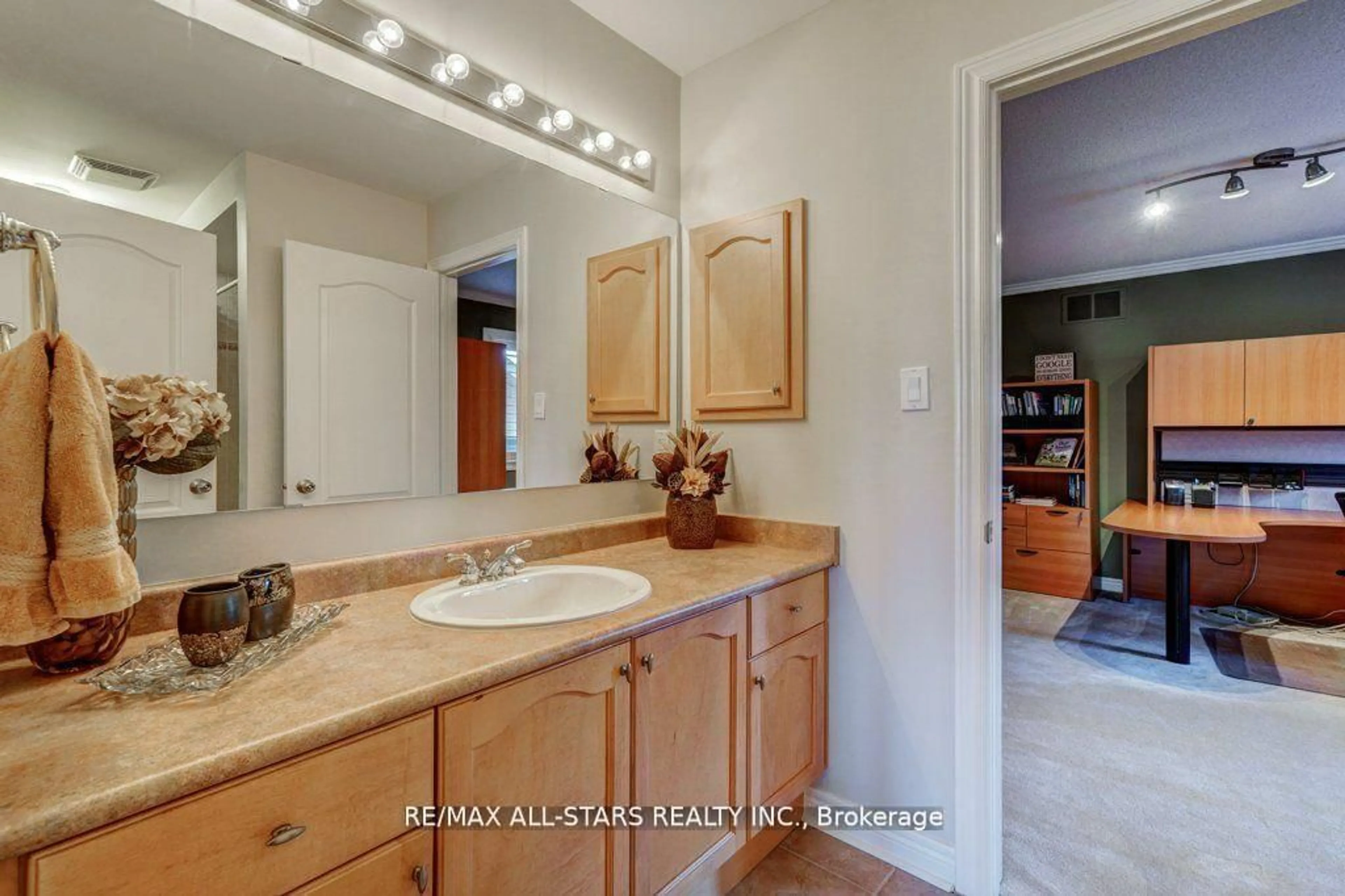 Standard bathroom, ceramic/tile floor for 64 Button Cres, Uxbridge Ontario L9P 1Z6