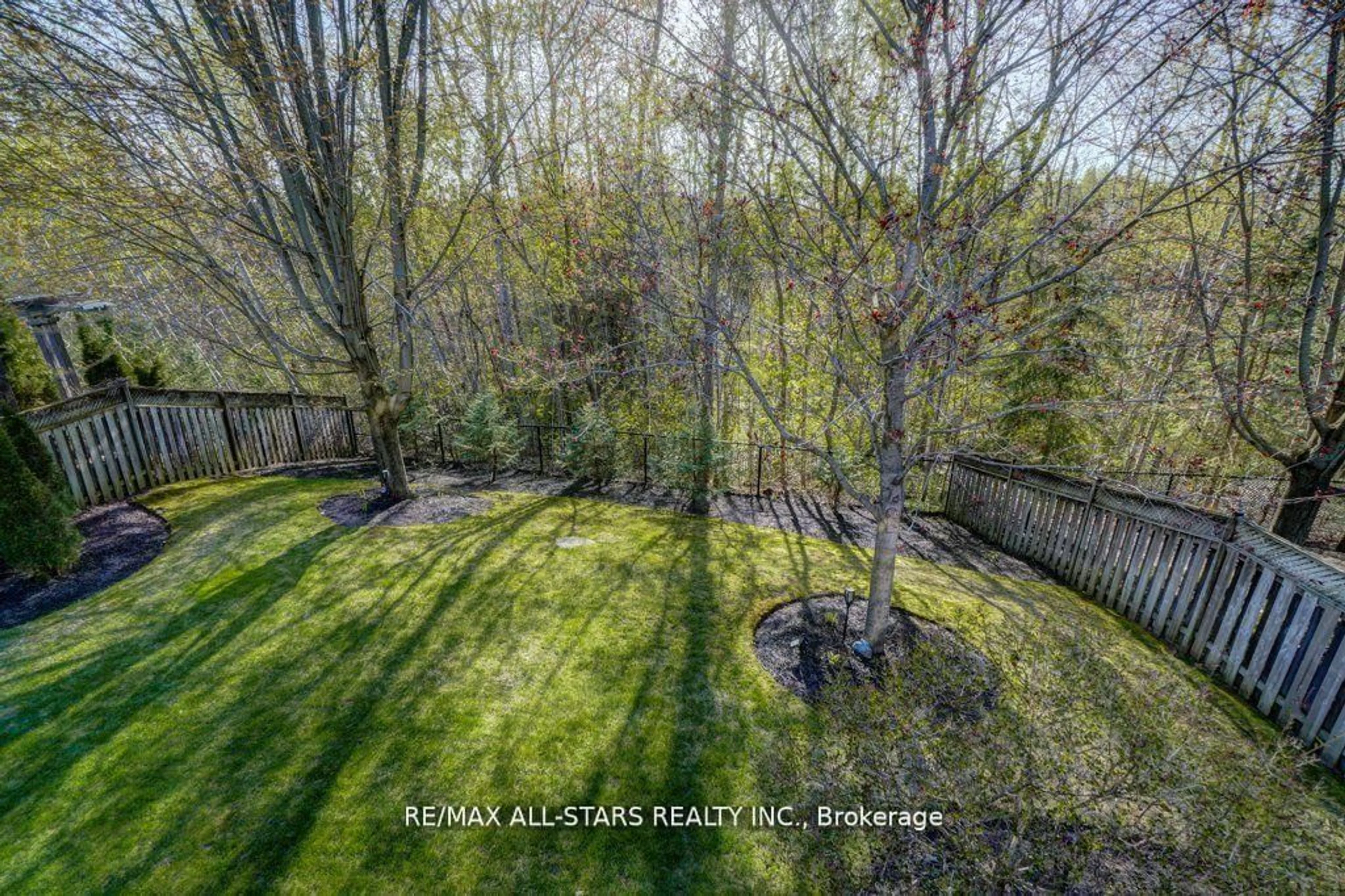 A pic from outside/outdoor area/front of a property/back of a property/a pic from drone, forest/trees view for 64 Button Cres, Uxbridge Ontario L9P 1Z6