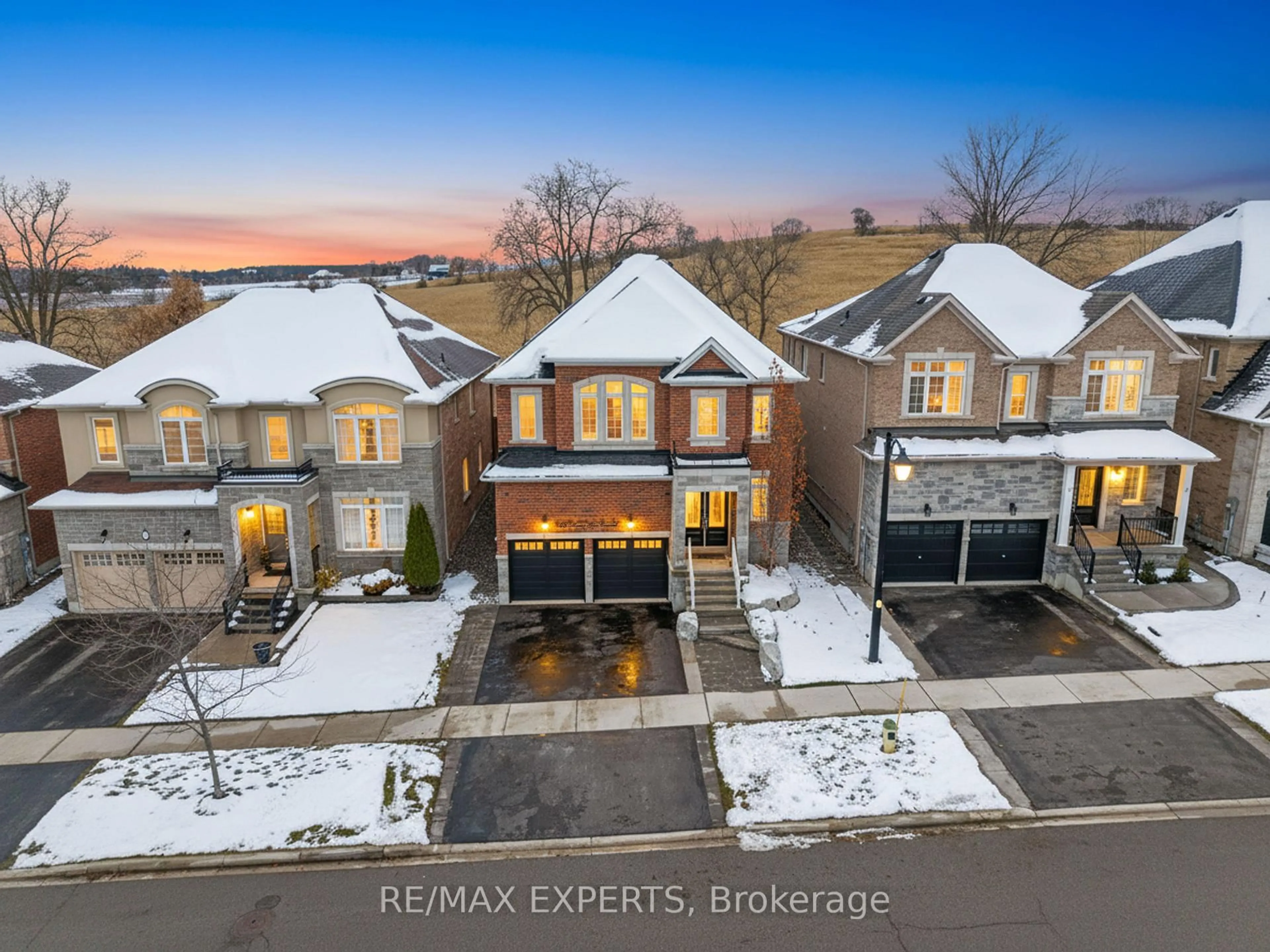 A pic from outside/outdoor area/front of a property/back of a property/a pic from drone, street for 48 Manor Glen Cres, East Gwillimbury Ontario L0G 1M0