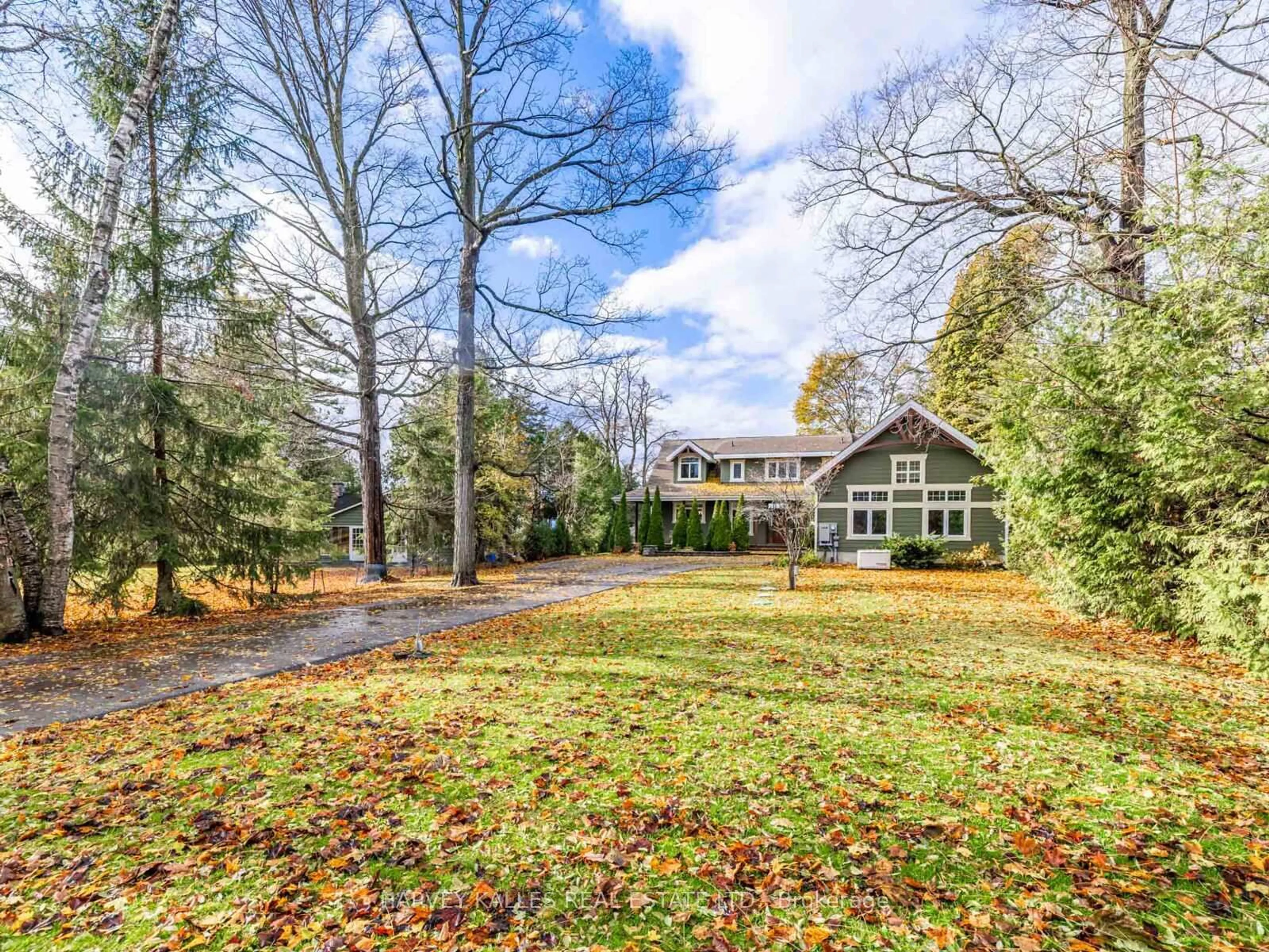 A pic from outside/outdoor area/front of a property/back of a property/a pic from drone, unknown for 3986 Grove Pl, Innisfil Ontario L9S 2S7