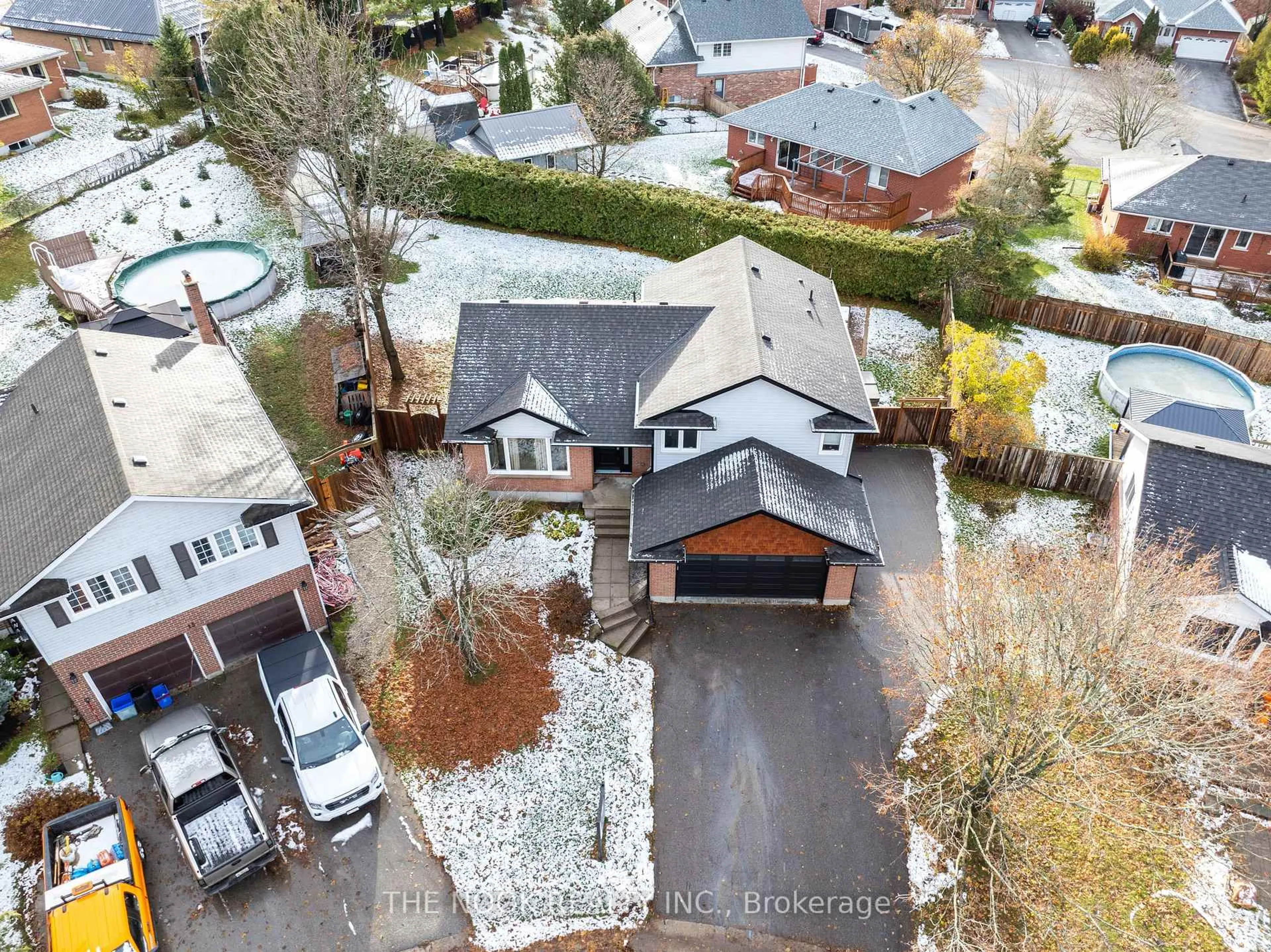 A pic from outside/outdoor area/front of a property/back of a property/a pic from drone, street for 11 Lynn Cres, Brock Ontario L0E 1E0