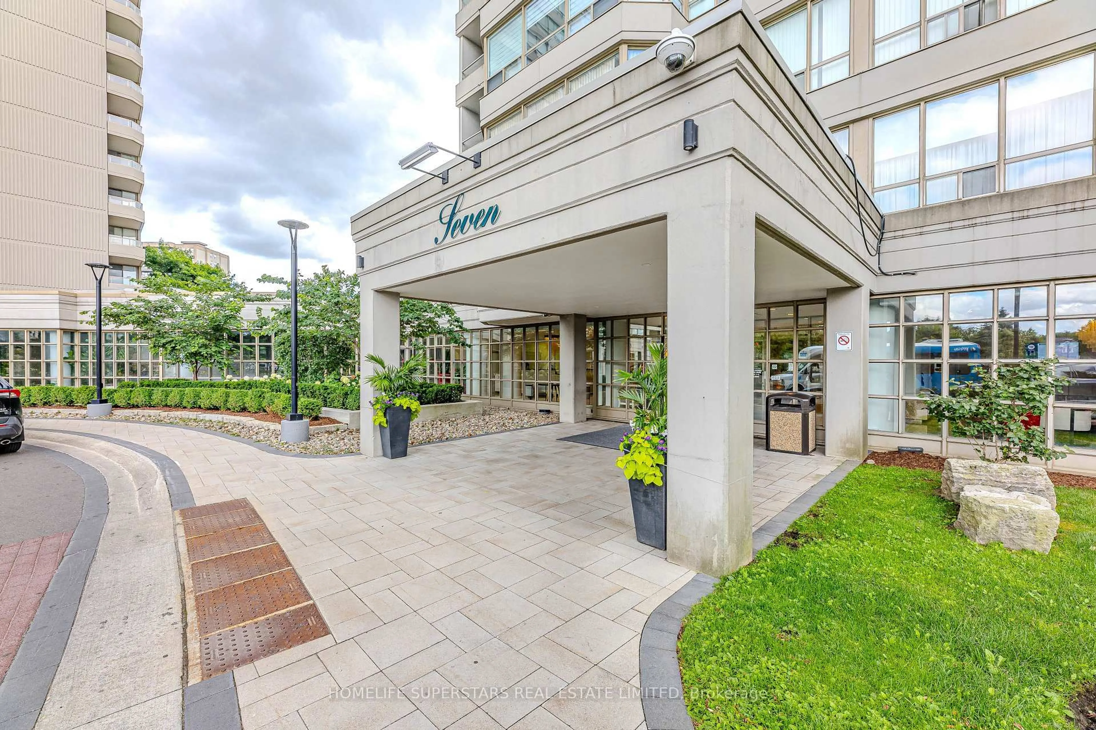 Indoor foyer for 7 Townsgate Dr #1005, Vaughan Ontario L4J 7Z9