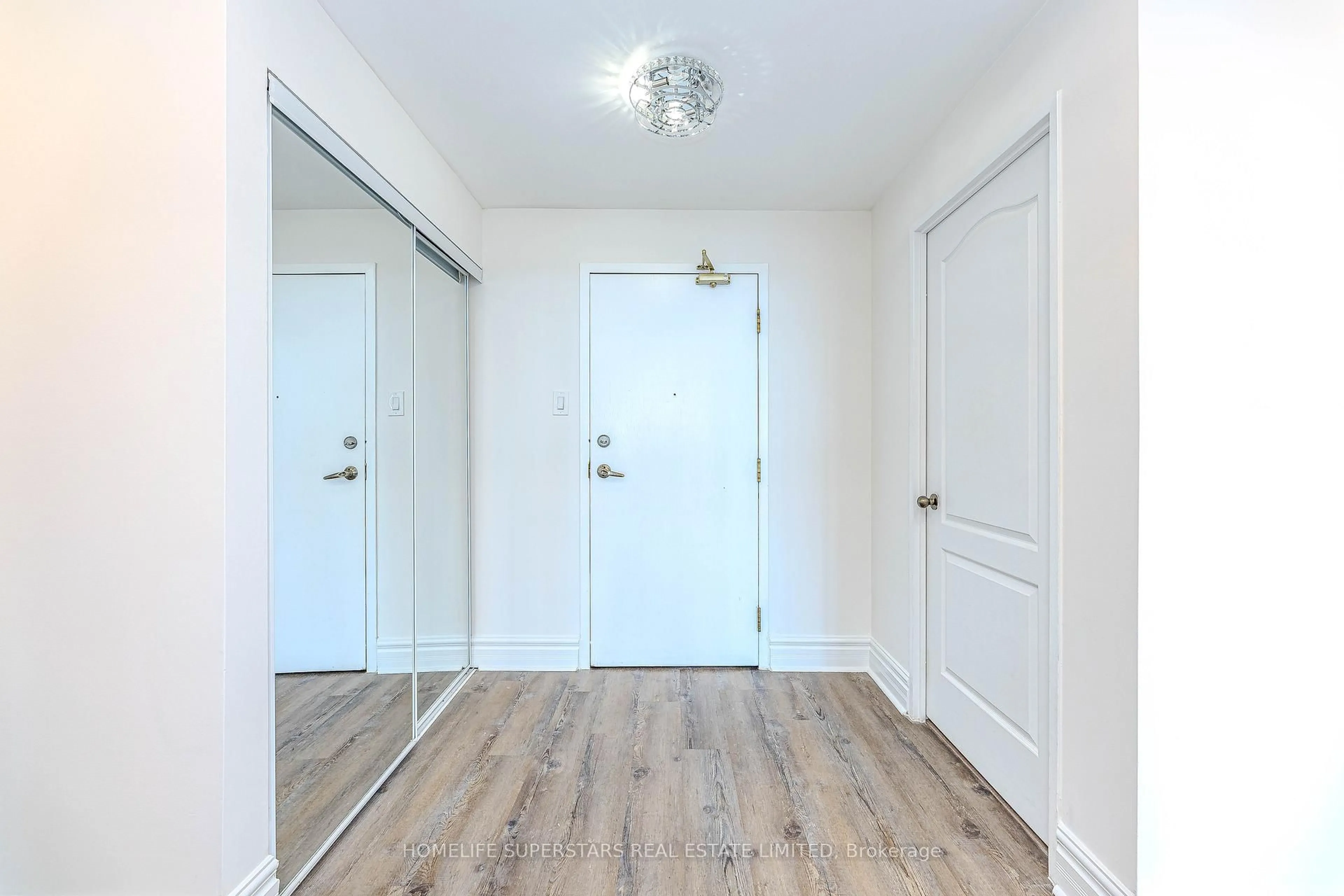 Indoor entryway for 7 Townsgate Dr #1005, Vaughan Ontario L4J 7Z9