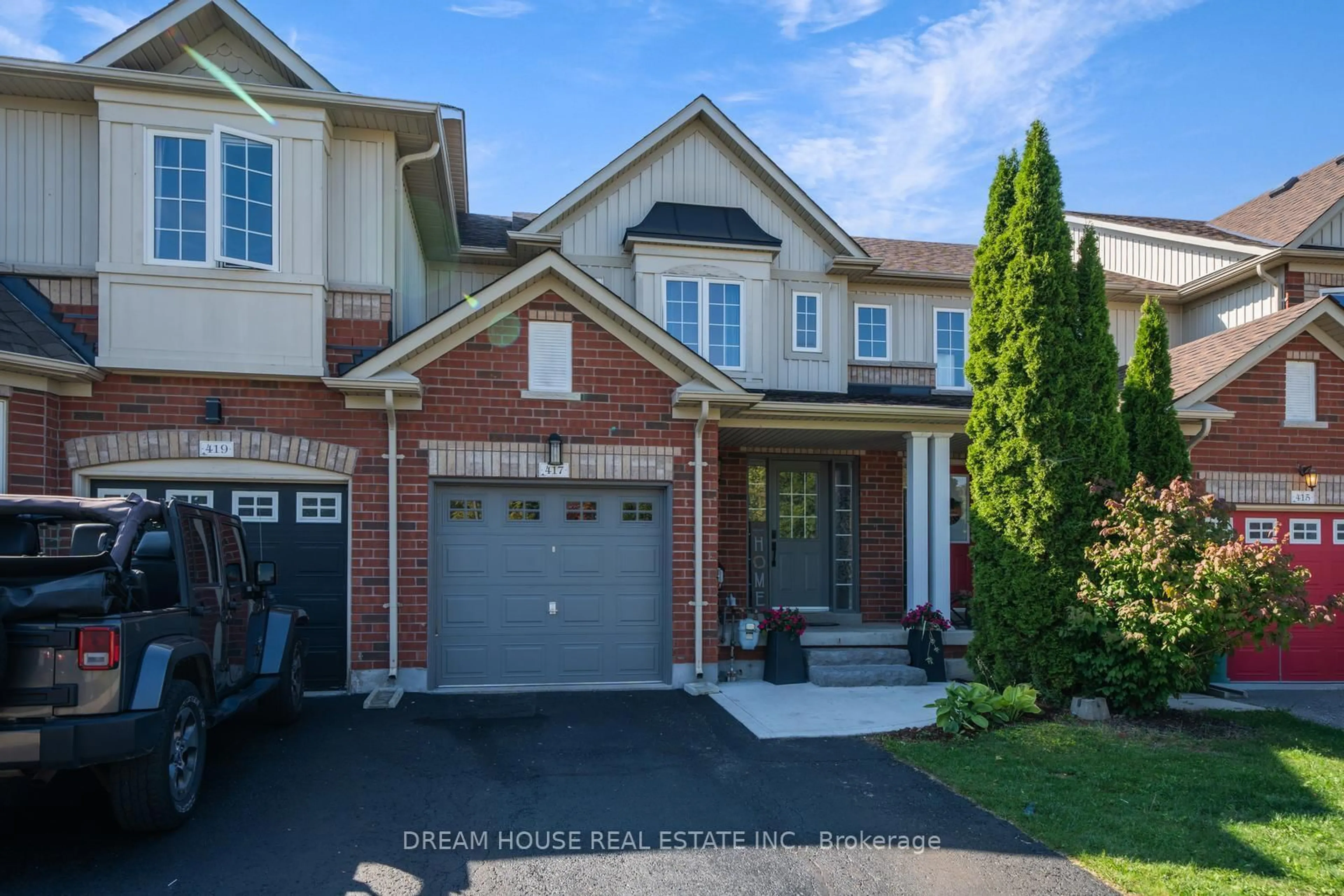 Home with brick exterior material, street for 417 King St, East Gwillimbury Ontario L0G 1M0