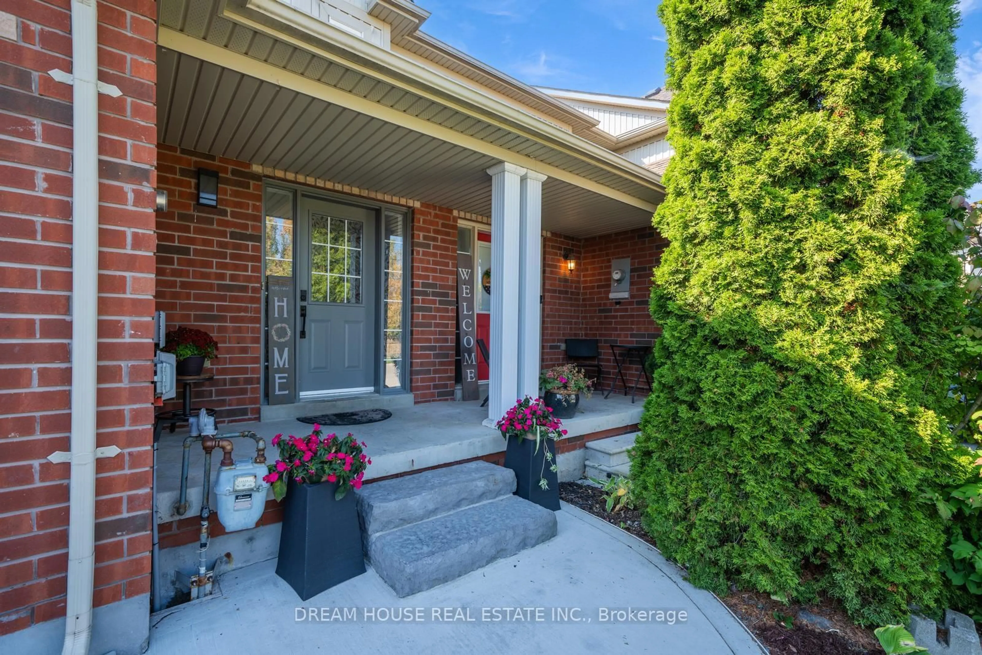 Home with brick exterior material, street for 417 King St, East Gwillimbury Ontario L0G 1M0