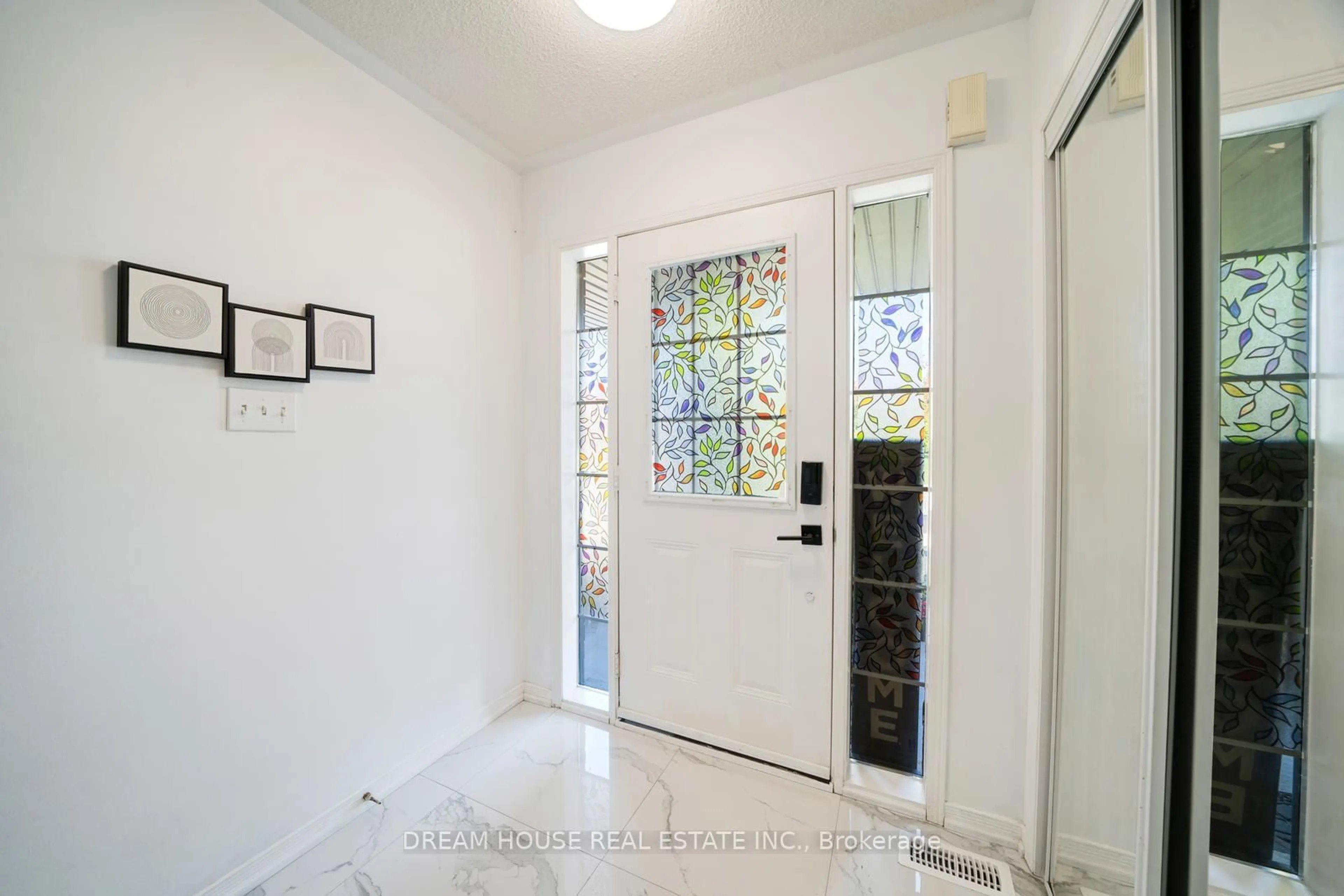 Indoor entryway for 417 King St, East Gwillimbury Ontario L0G 1M0