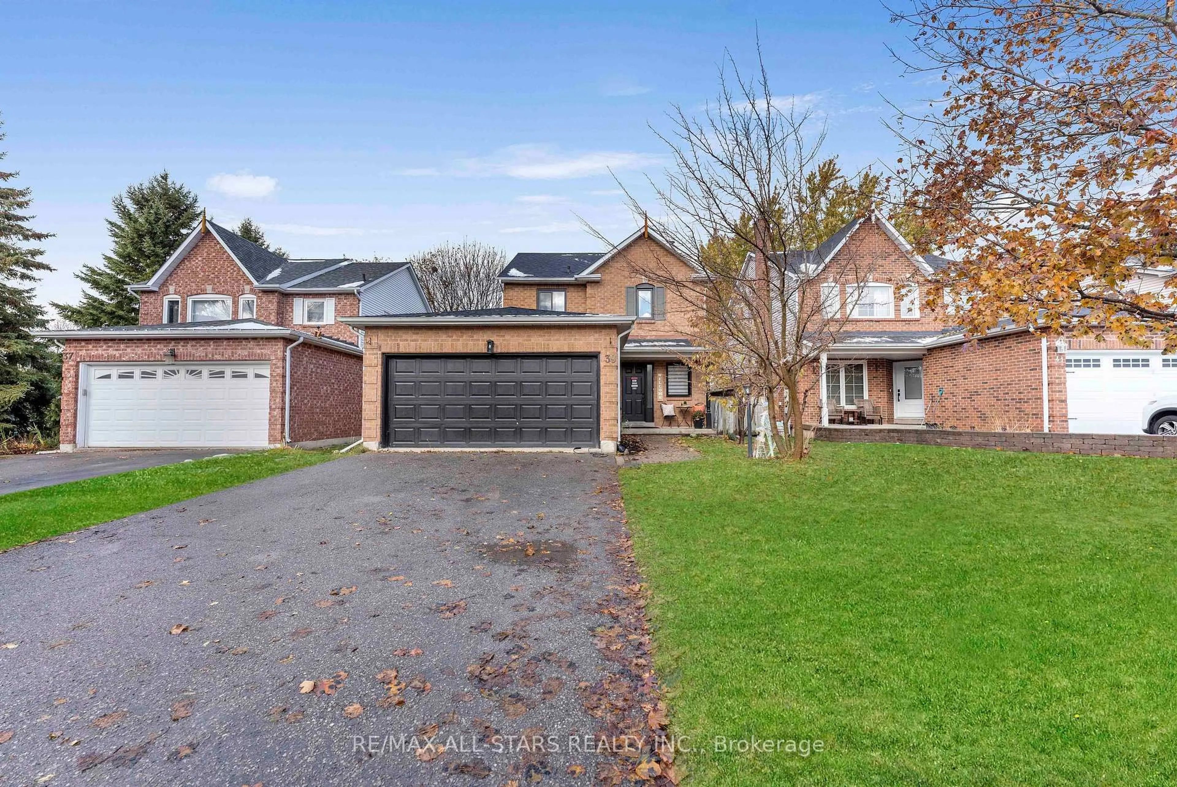 A pic from outside/outdoor area/front of a property/back of a property/a pic from drone, street for 39 Kyle Cres, Georgina Ontario L4P 3P5