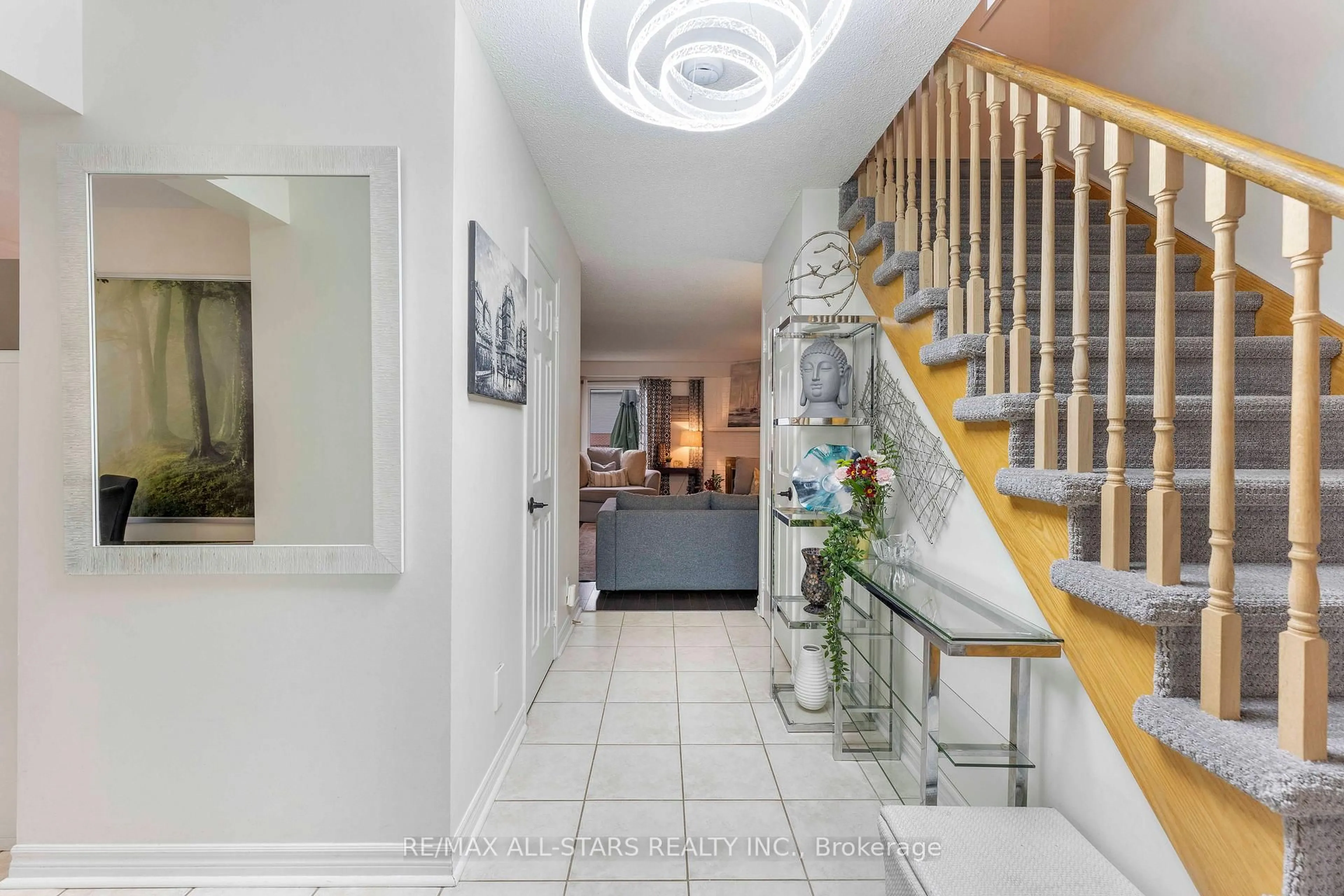 Indoor foyer for 39 Kyle Cres, Georgina Ontario L4P 3P5