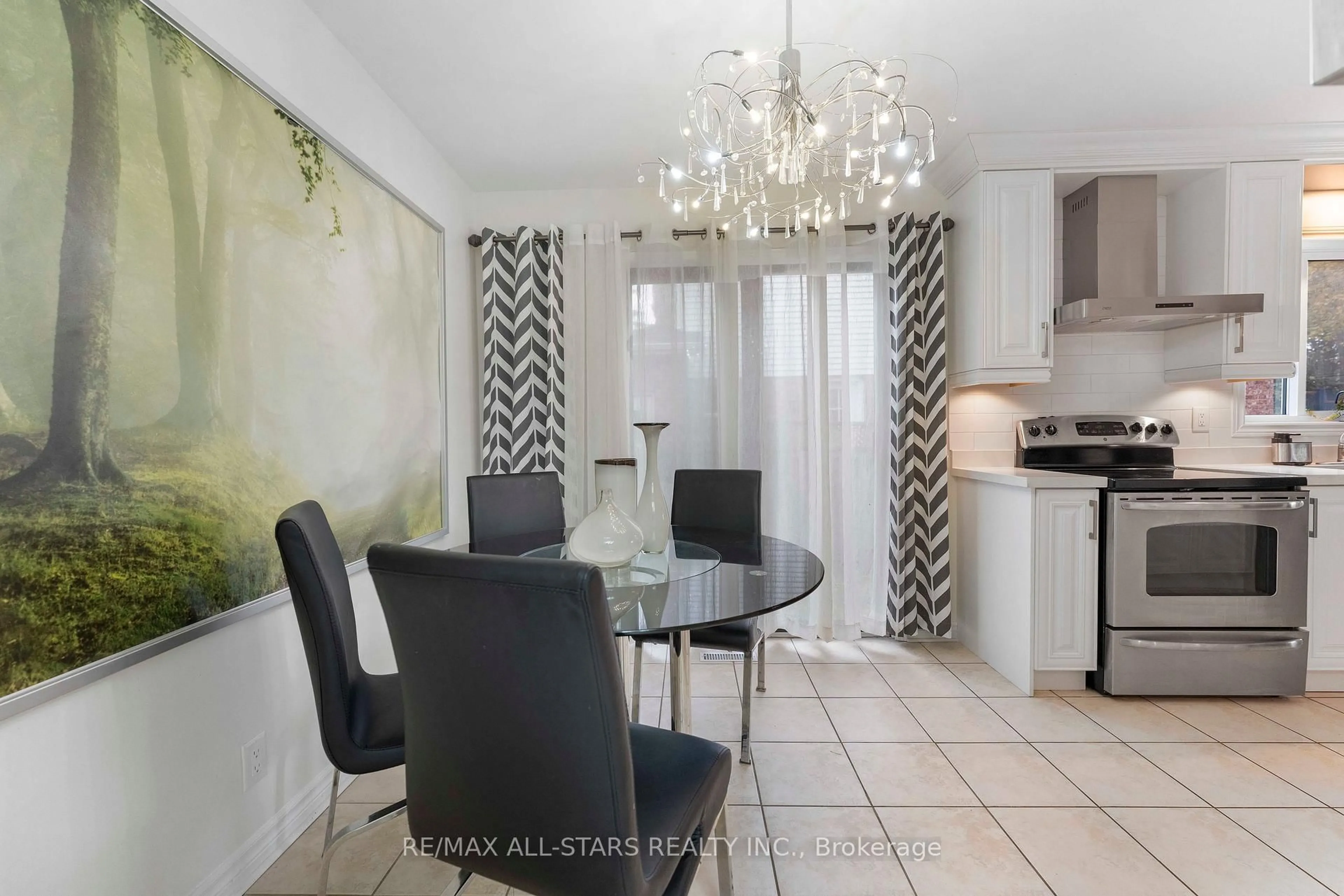 Dining room, ceramic/tile floor for 39 Kyle Cres, Georgina Ontario L4P 3P5