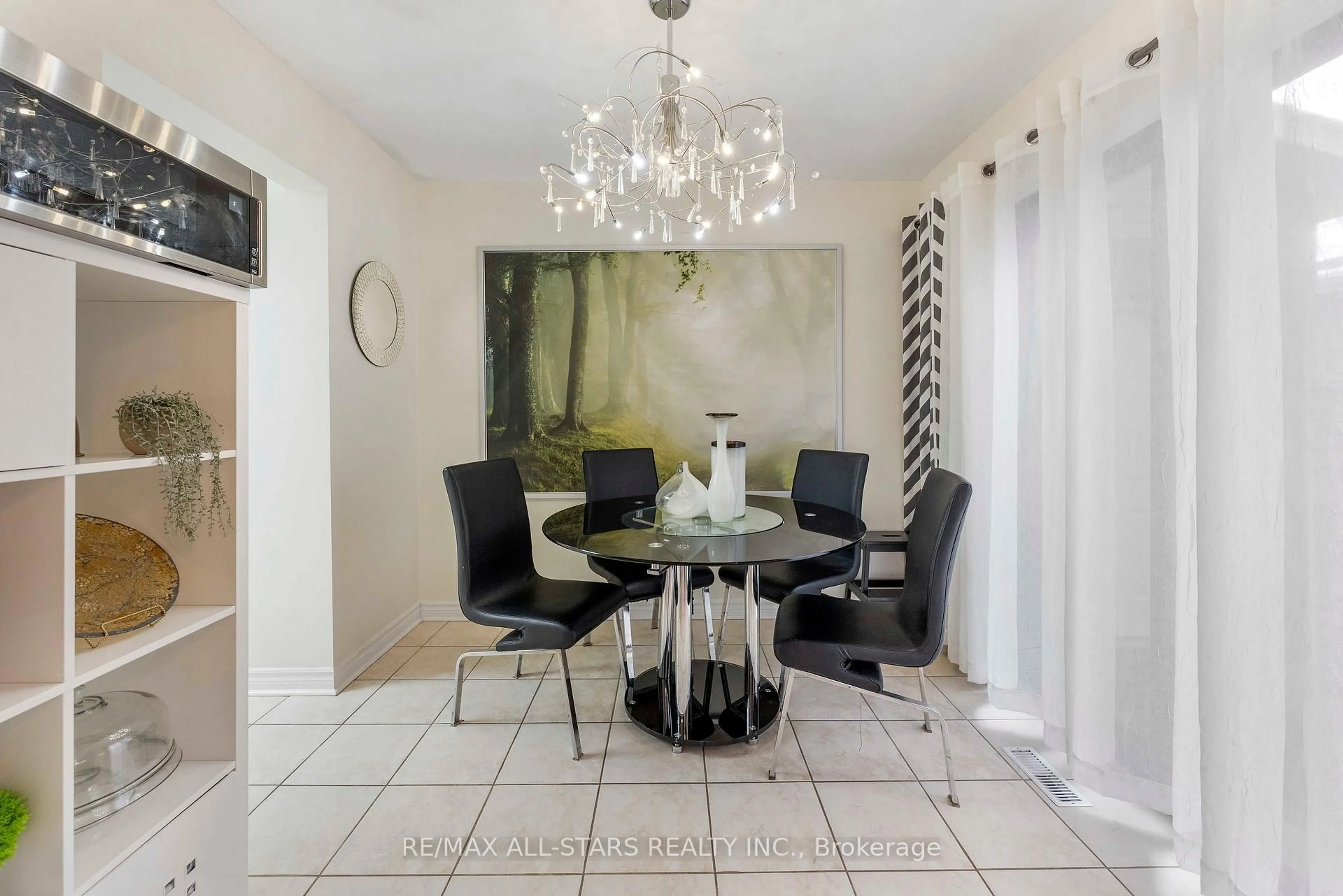 Dining room, ceramic/tile floor for 39 Kyle Cres, Georgina Ontario L4P 3P5