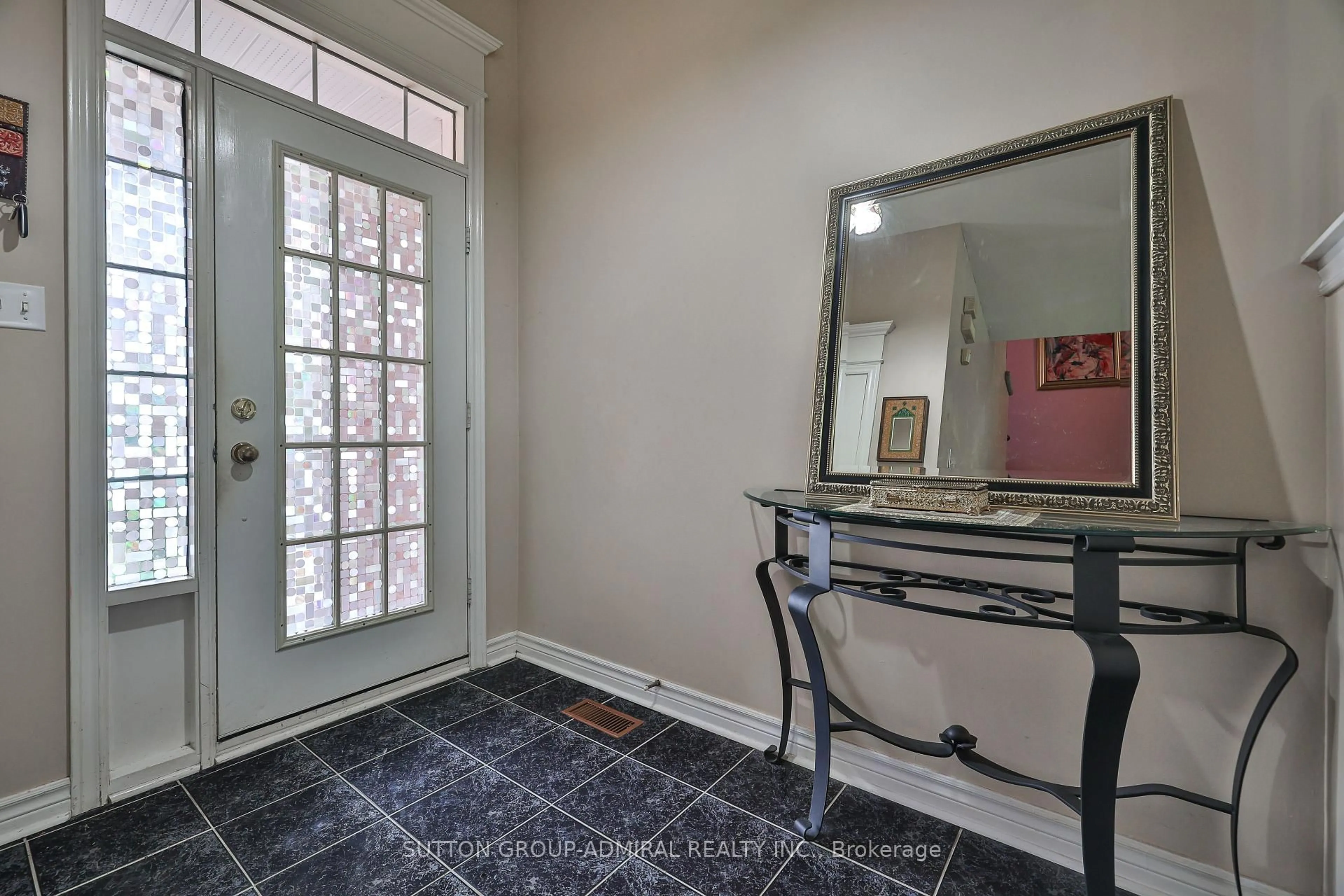 Indoor entryway for 72 Addison St, Richmond Hill Ontario L4C 0H7