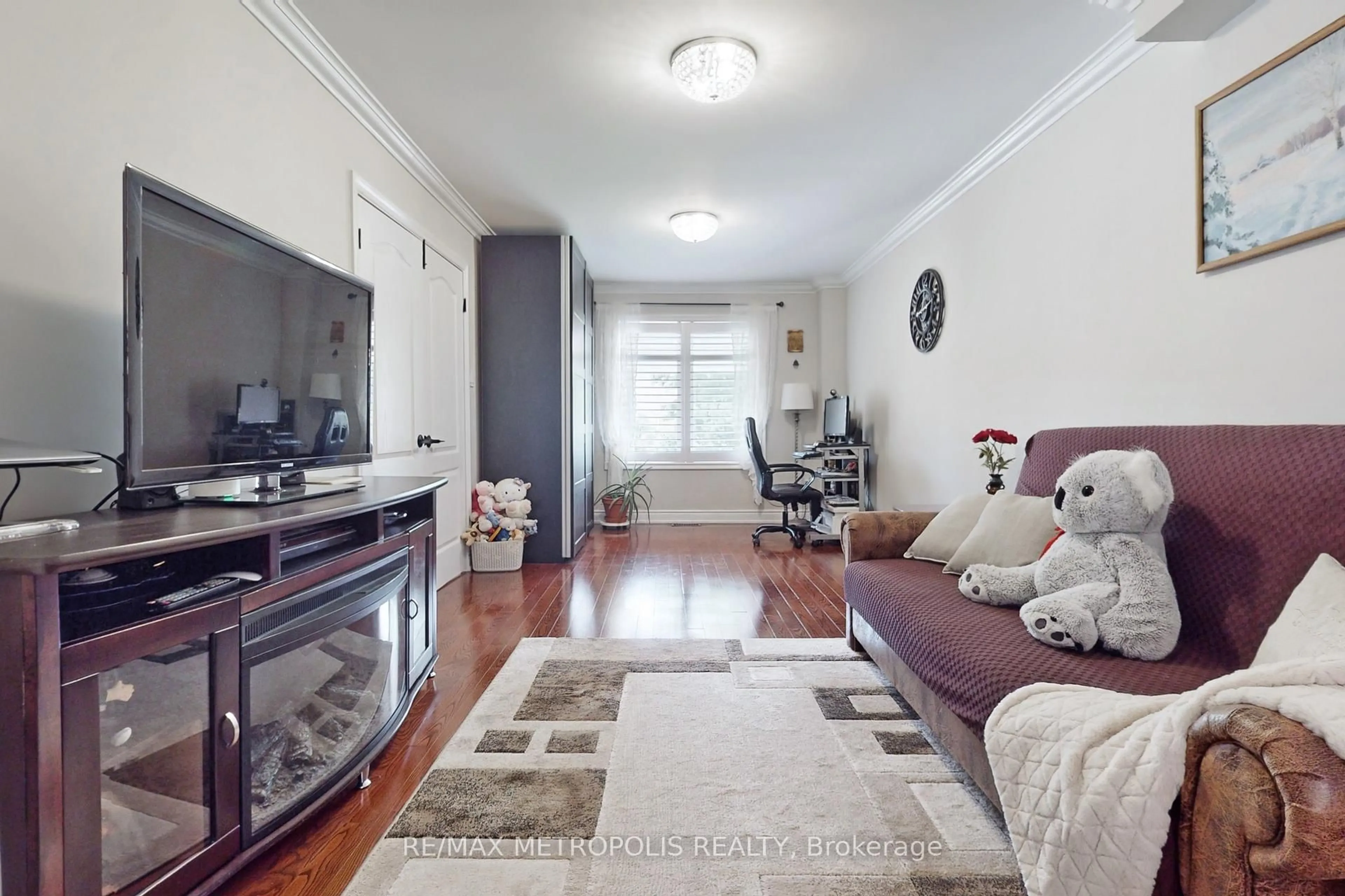 Living room with furniture, unknown for 64 Mandel Cres, Richmond Hill Ontario L4C 9Z7