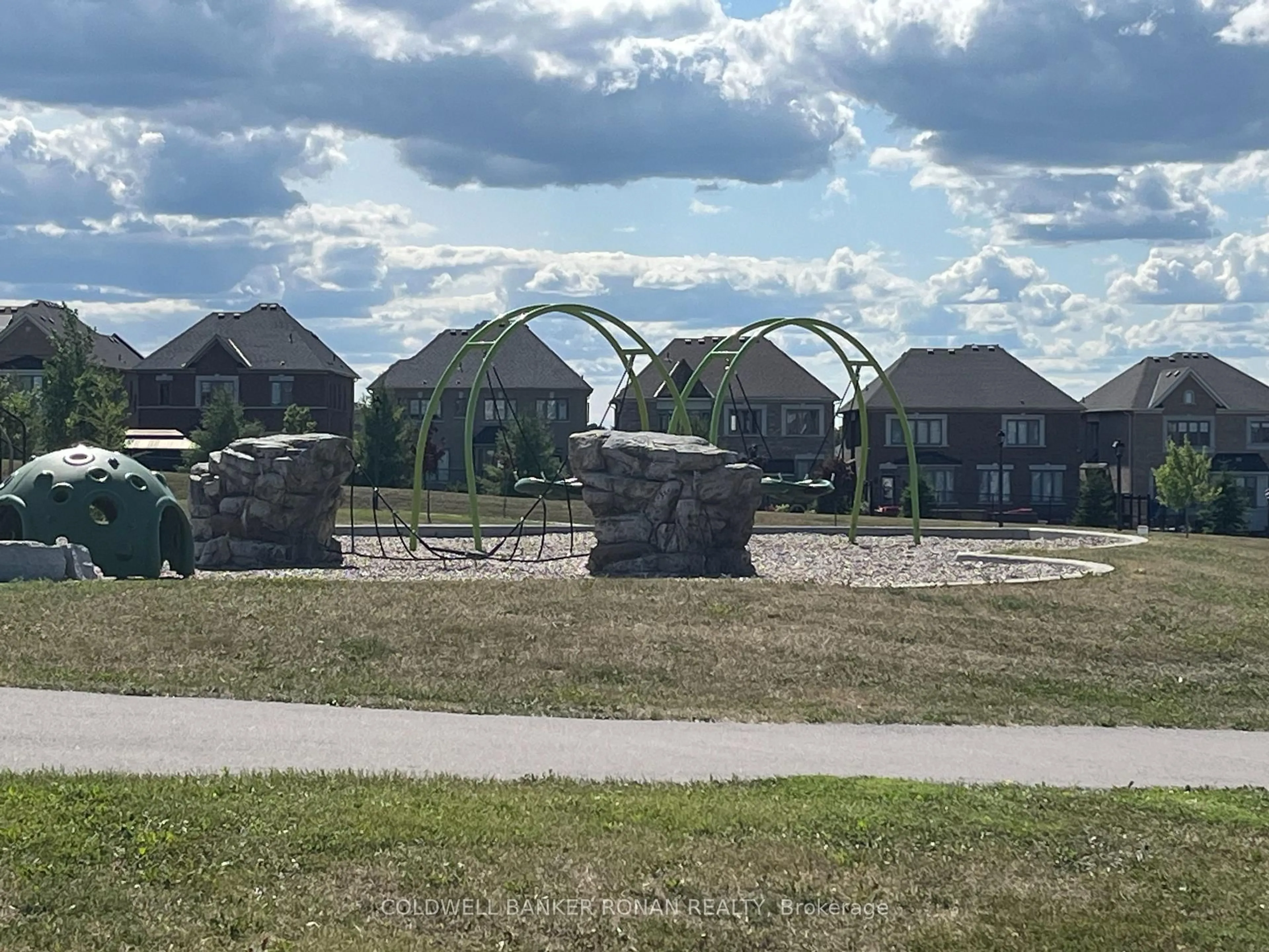 A pic from outside/outdoor area/front of a property/back of a property/a pic from drone, water/lake/river/ocean view for 85 Meadow Vista Cres, East Gwillimbury Ontario L9N 0T4