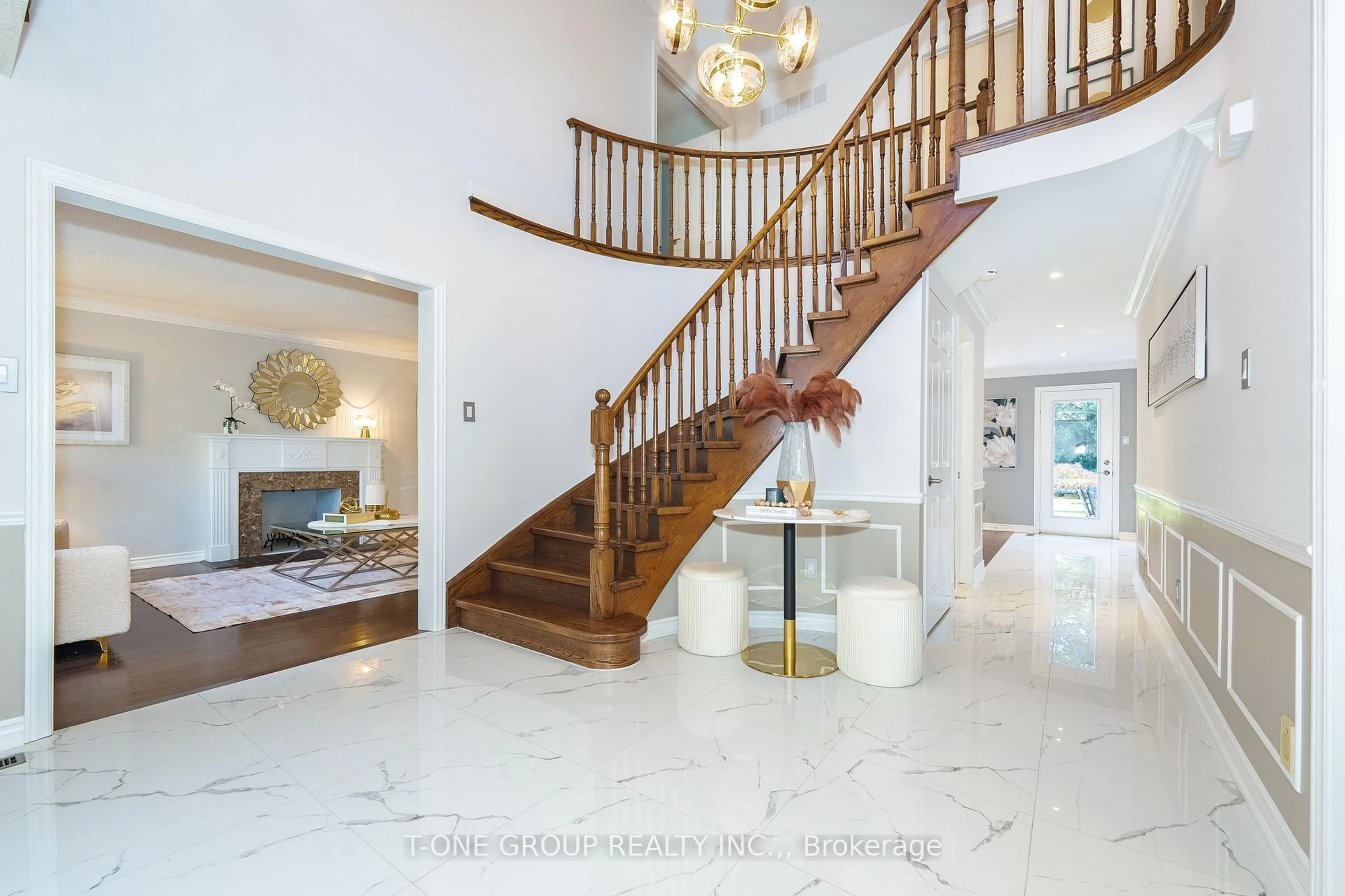 Indoor foyer for 124 Aitken Circ, Markham Ontario L3R 7L8