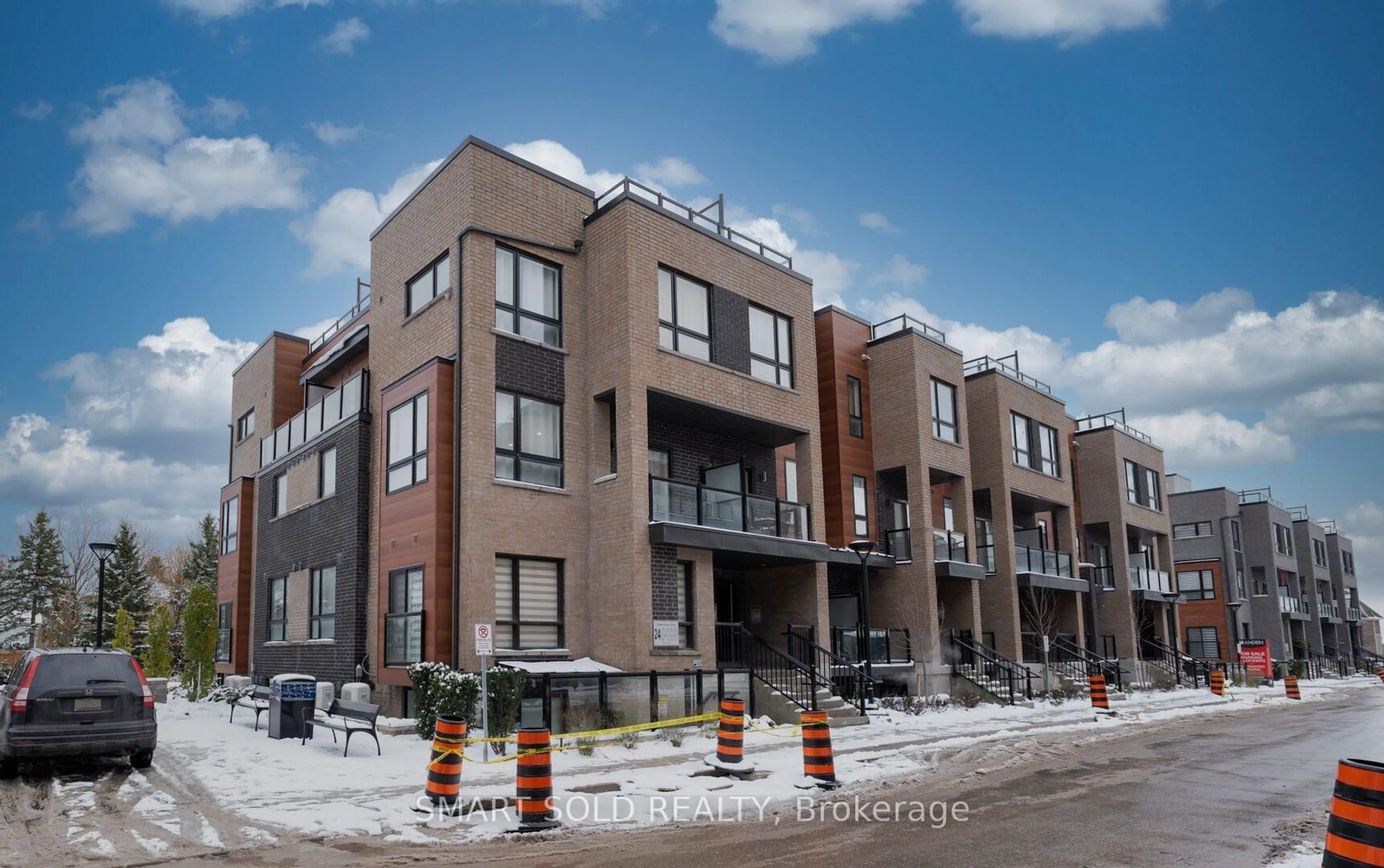 Unknown for 24 Lytham Green Circ #31, Newmarket Ontario L3Y 0H4