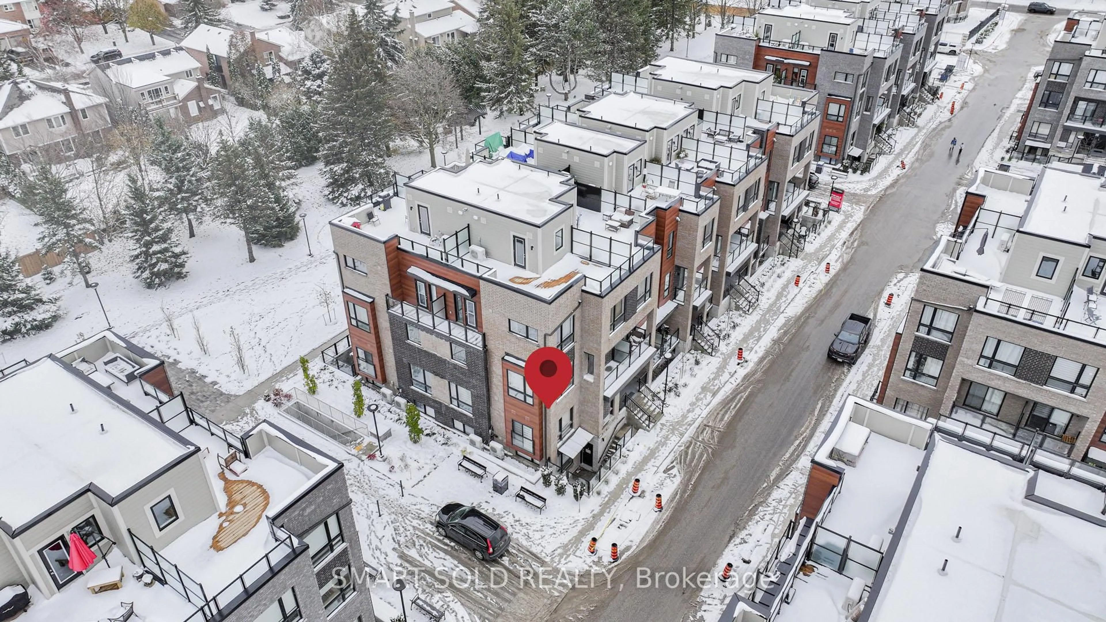 A pic from outside/outdoor area/front of a property/back of a property/a pic from drone, unknown for 24 Lytham Green Circ #31, Newmarket Ontario L3Y 0H4