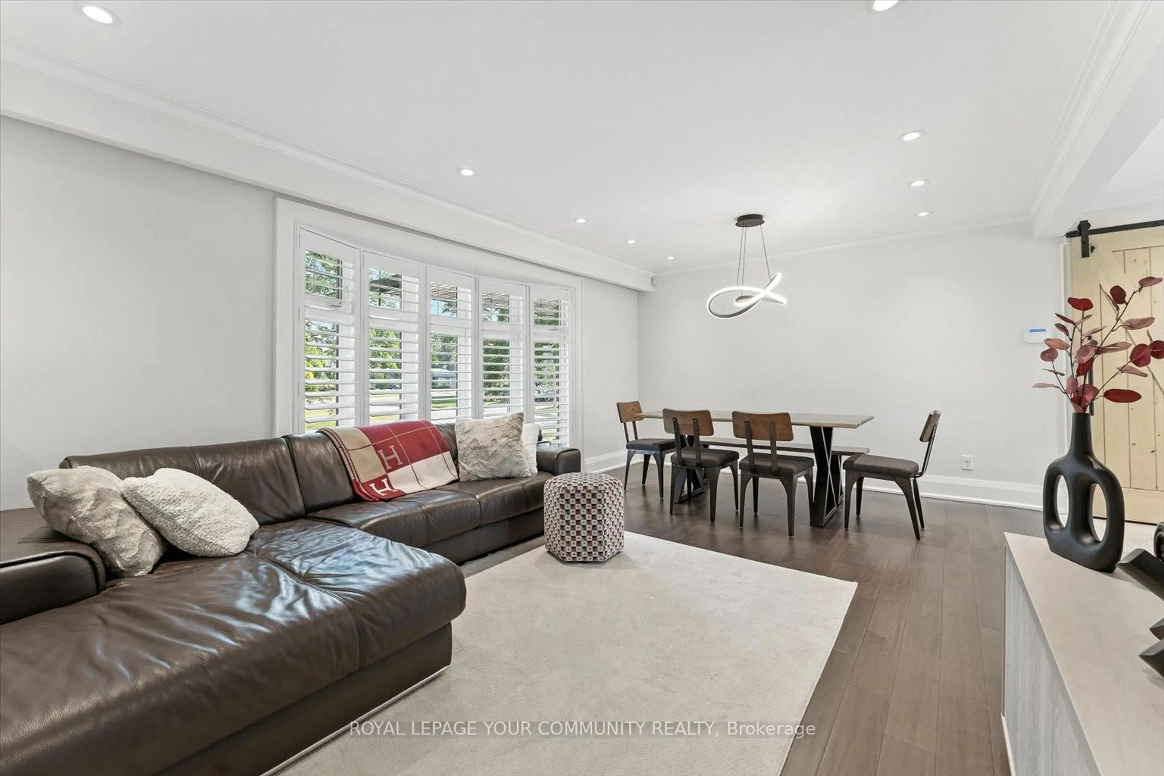 Living room with furniture, unknown for 165 Clearview Hts, King Ontario L7B 1H2