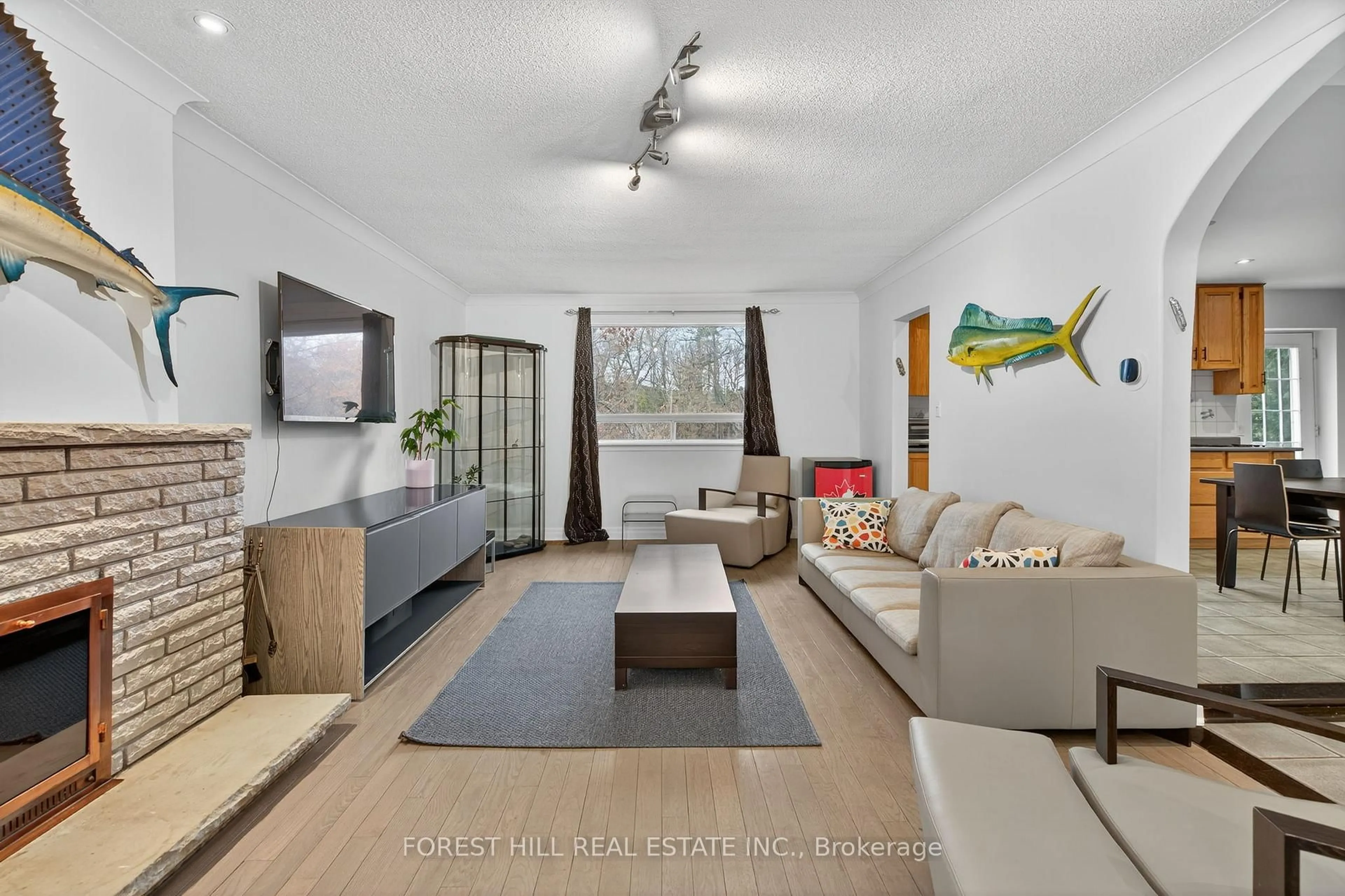 Living room with furniture, unknown for 72 Walmer Rd, Richmond Hill Ontario L4C 3X1