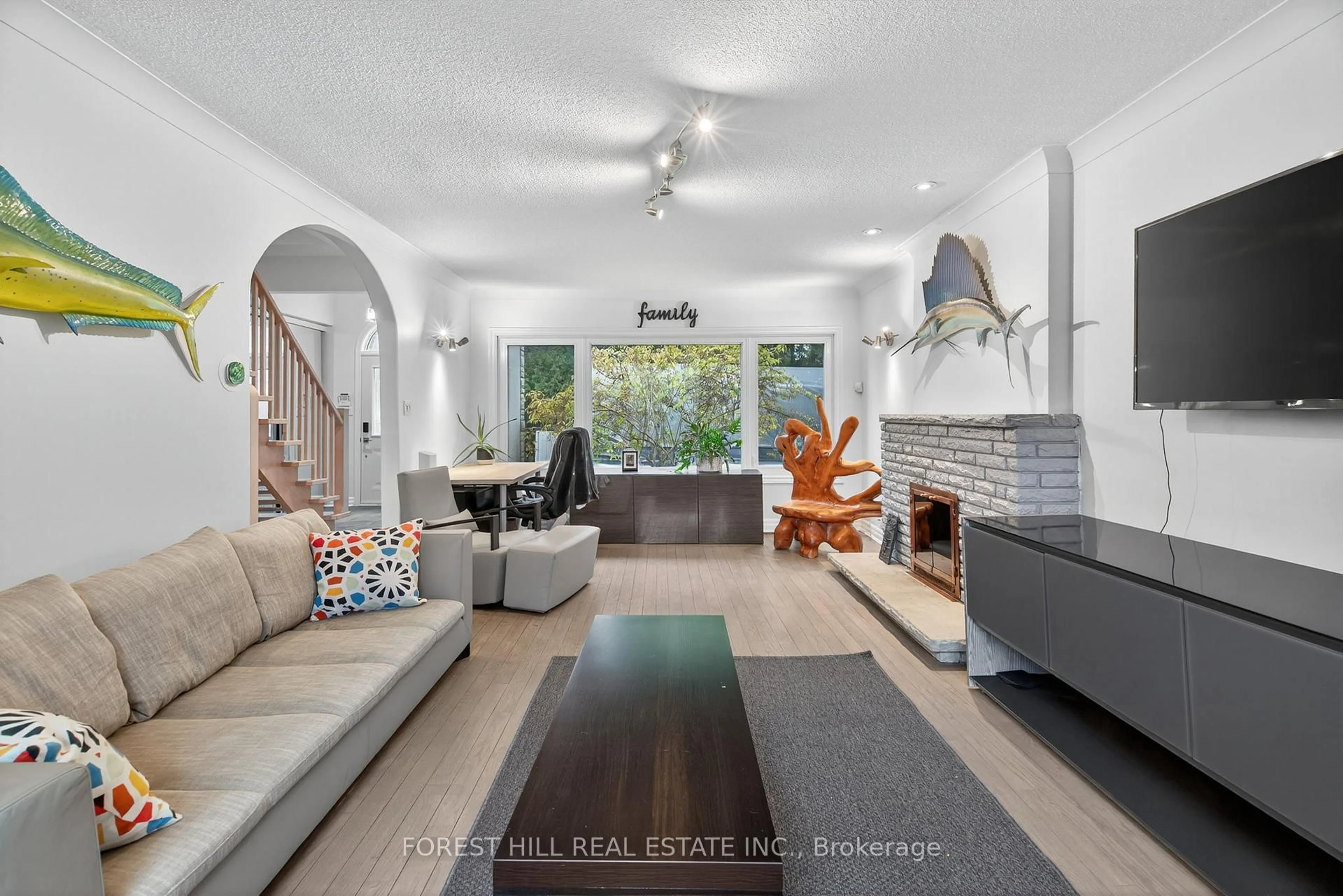 Living room with furniture, unknown for 72 Walmer Rd, Richmond Hill Ontario L4C 3X1