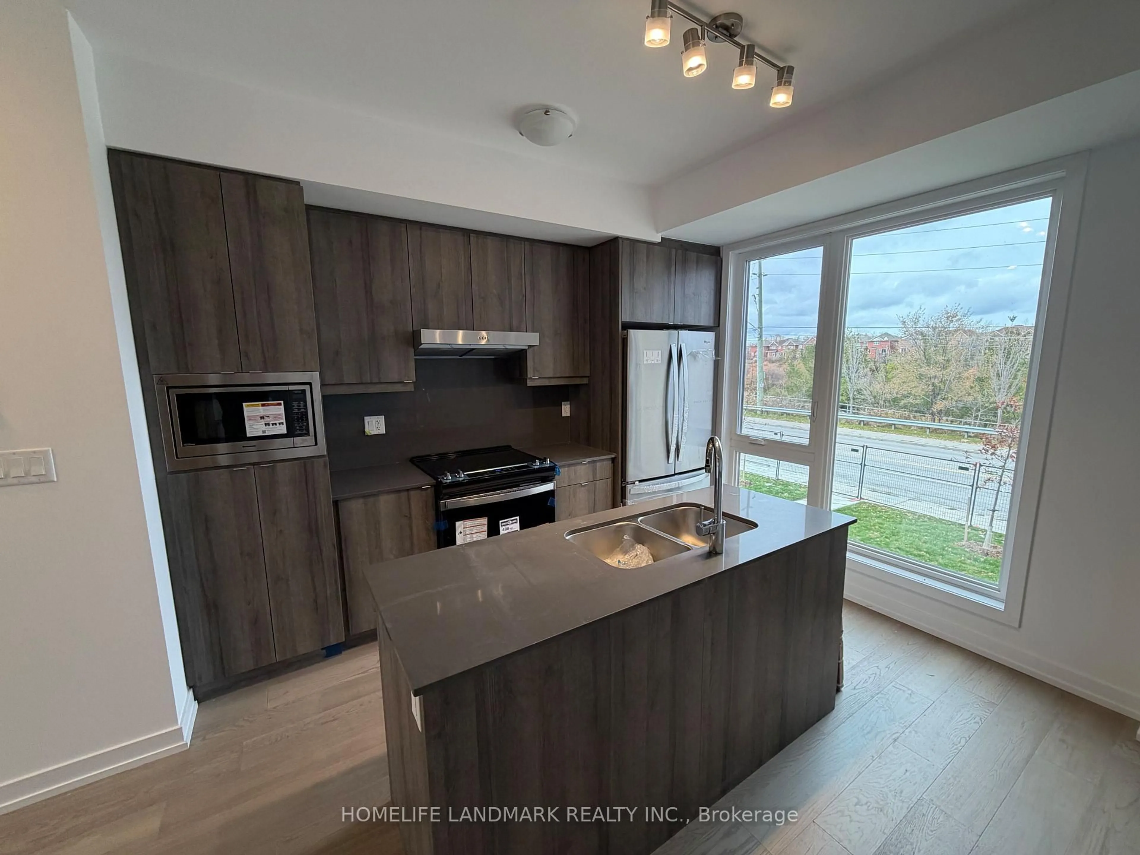 Open concept kitchen, wood/laminate floor for 69 Jefferson Sdrd, Richmond Hill Ontario L4E 1M1