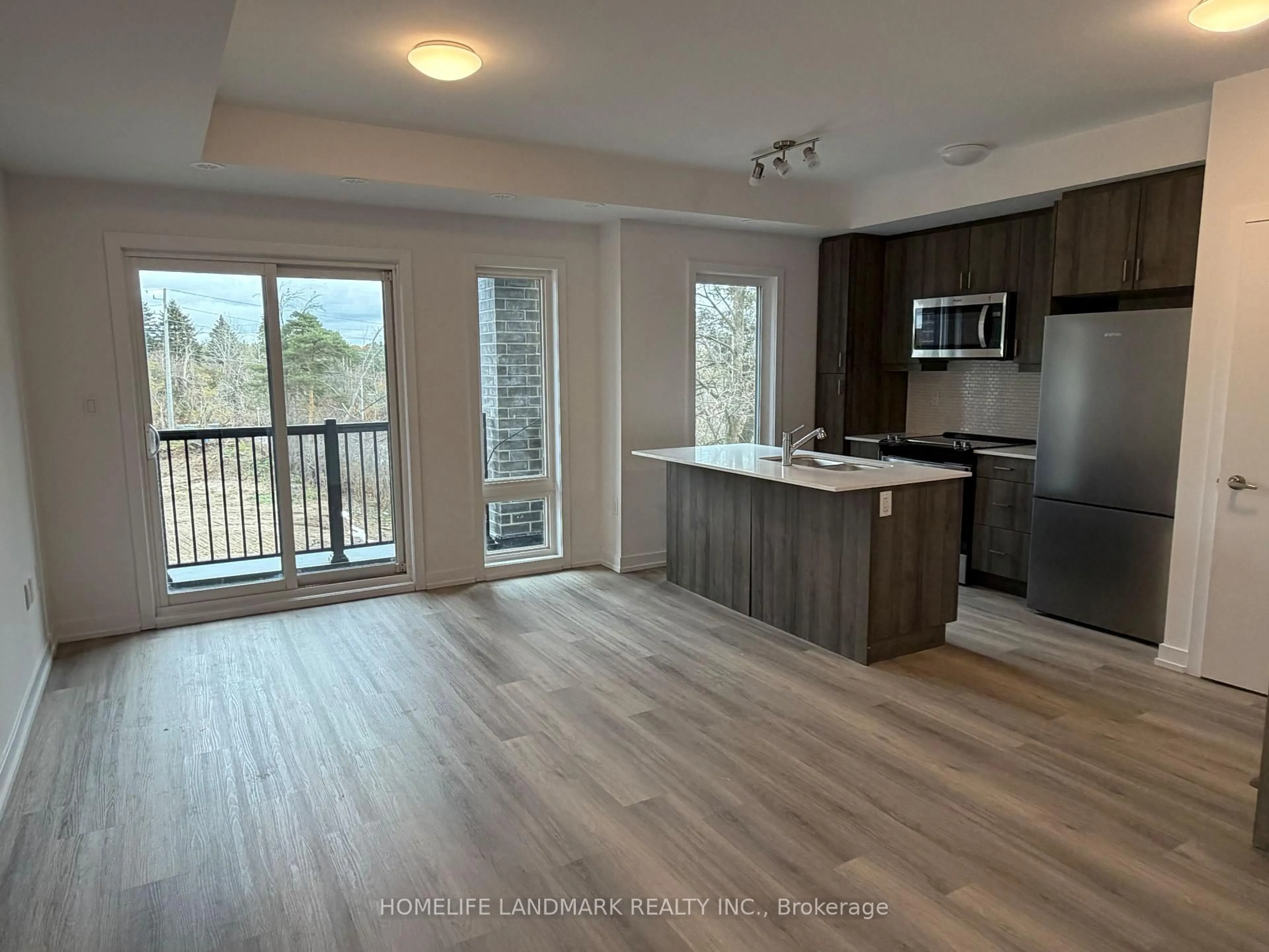 Open concept kitchen, wood/laminate floor for 3 Bancroft Lane #215, Richmond Hill Ontario L4E 1M1