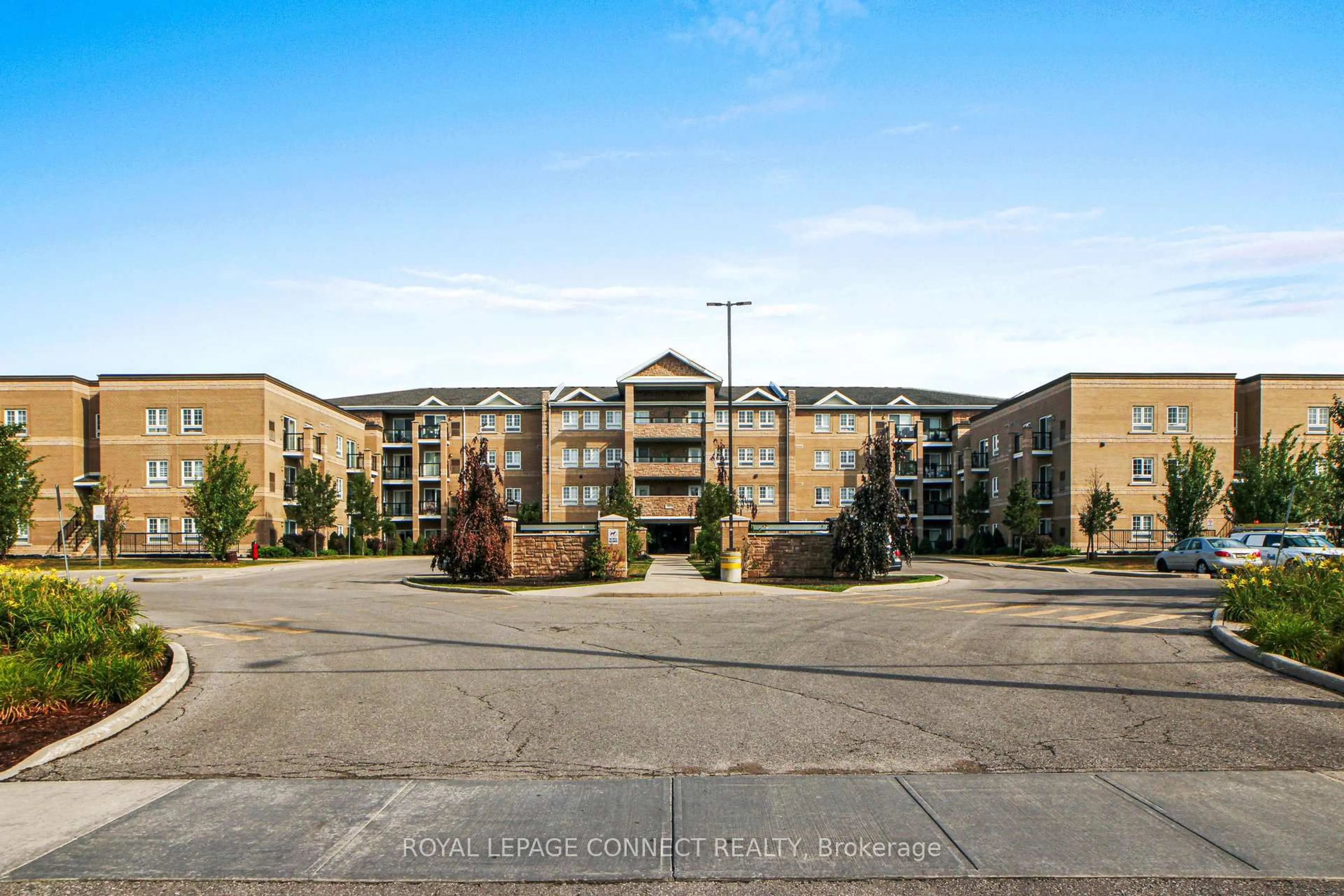 A pic from outside/outdoor area/front of a property/back of a property/a pic from drone, building for 481 Rupert Ave #321, Whitchurch-Stouffville Ontario L4A 1Y7